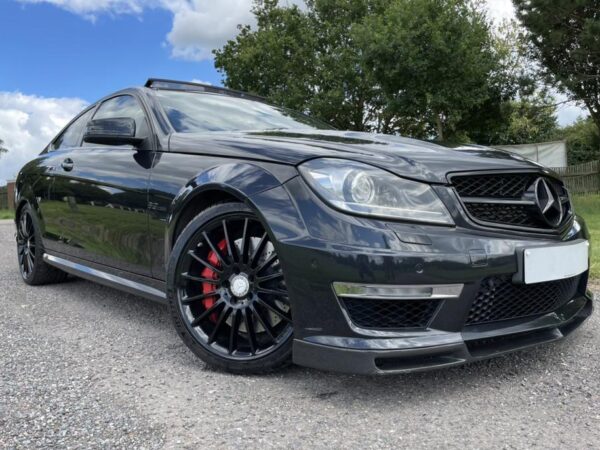 Mercedes-benz c class w204 c63 amg vrs style carbon fiber front splitter