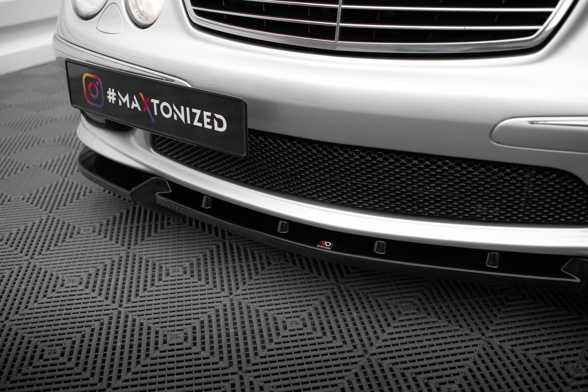 Maxton design gloss black front splitter for mercedes-benz amg e55 w211 - image 3
