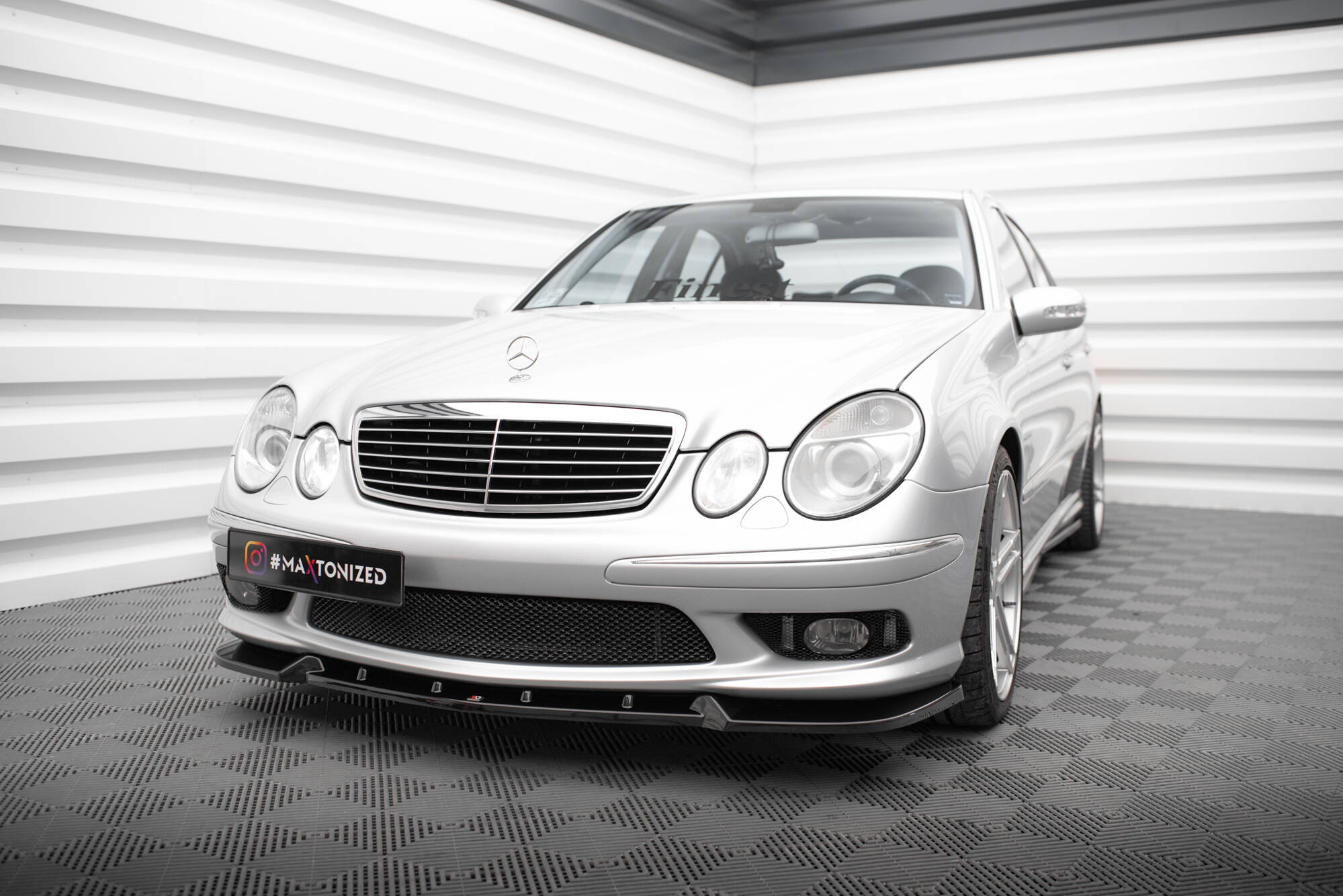 Maxton design gloss black front splitter for mercedes-benz amg e55 w211 - image 4