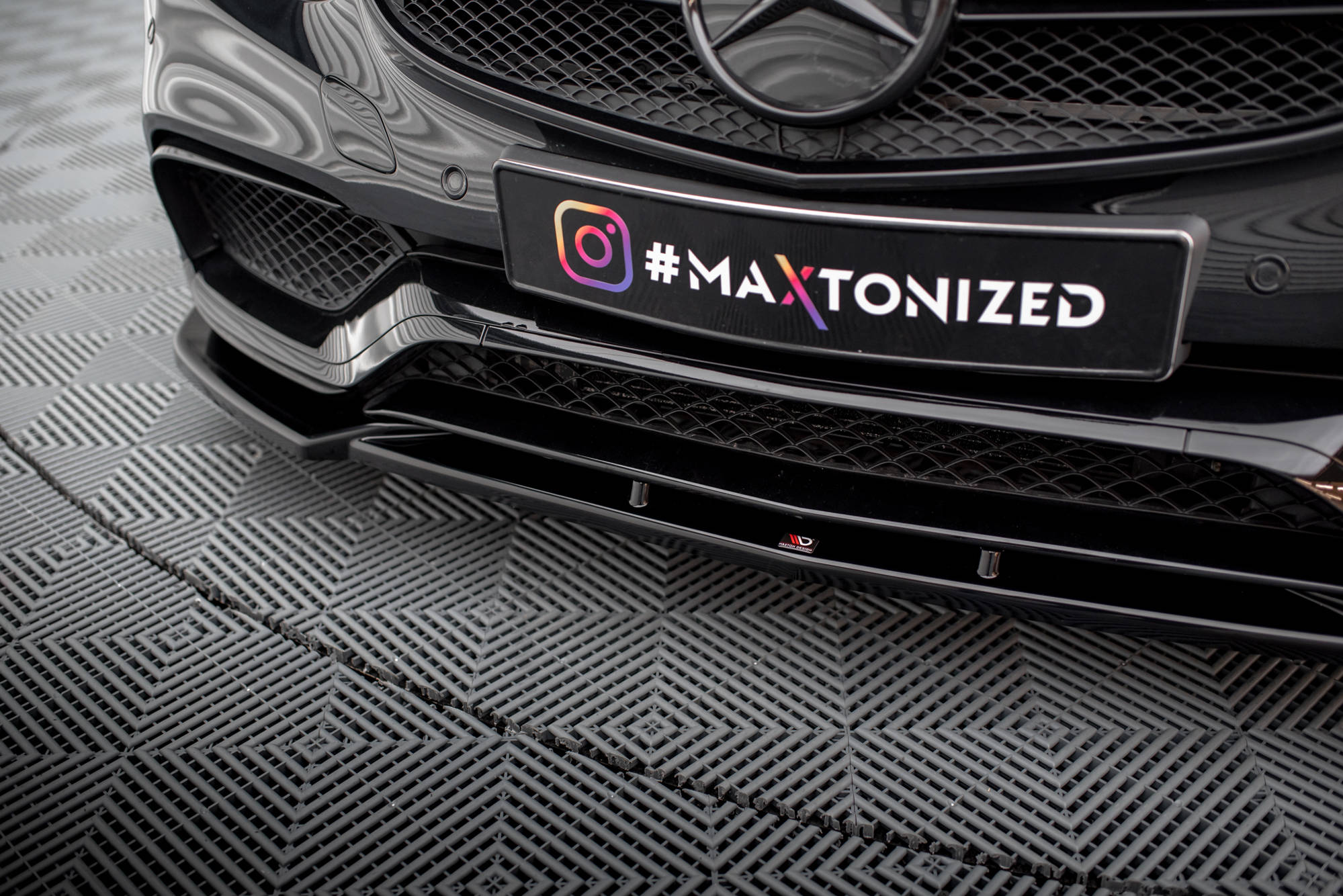 Maxton design gloss black front splitter for mercedes-benz amg e63 w212 lci - image 3