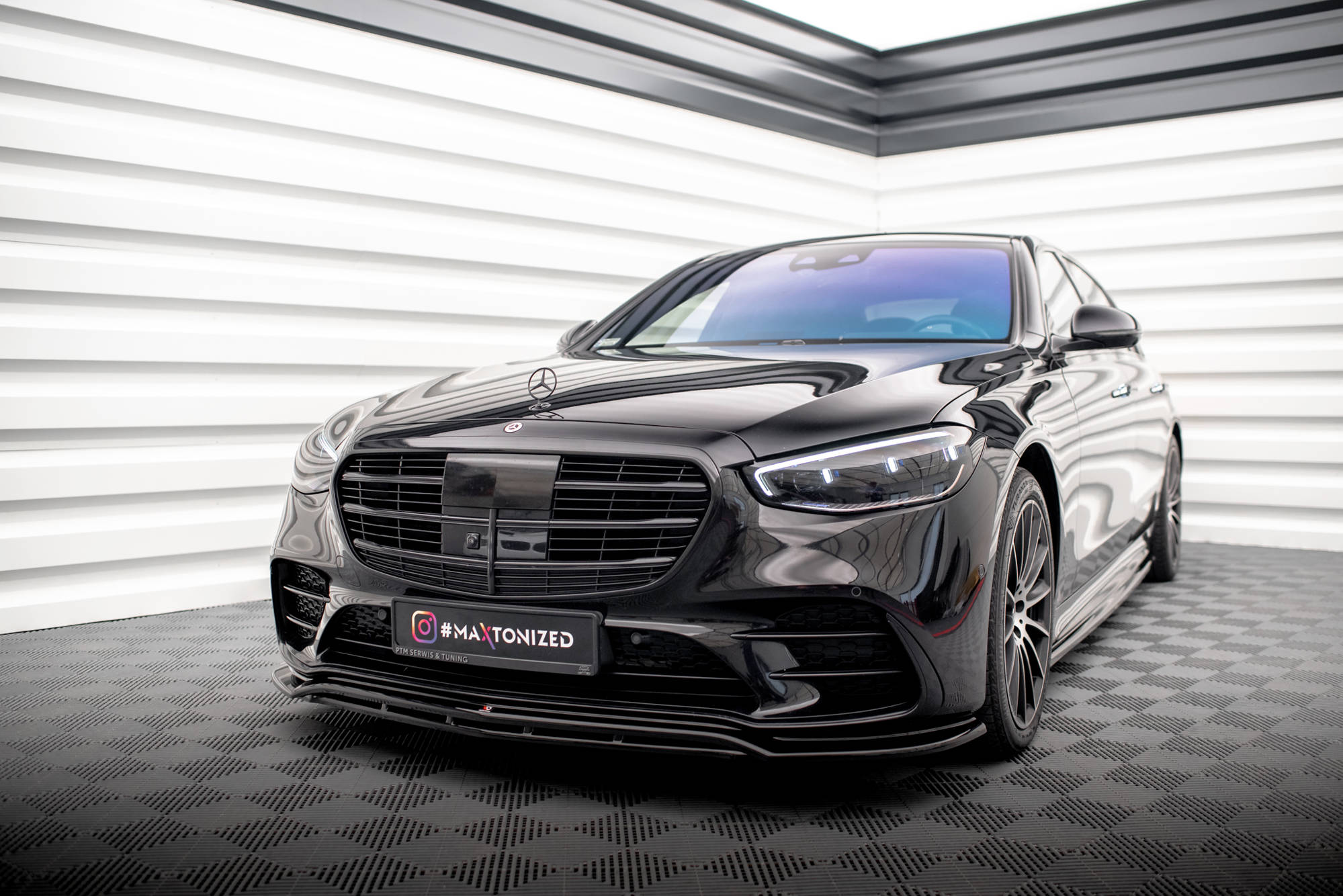 Maxton design gloss black front splitter for mercedes-benz amg w223 - image 3