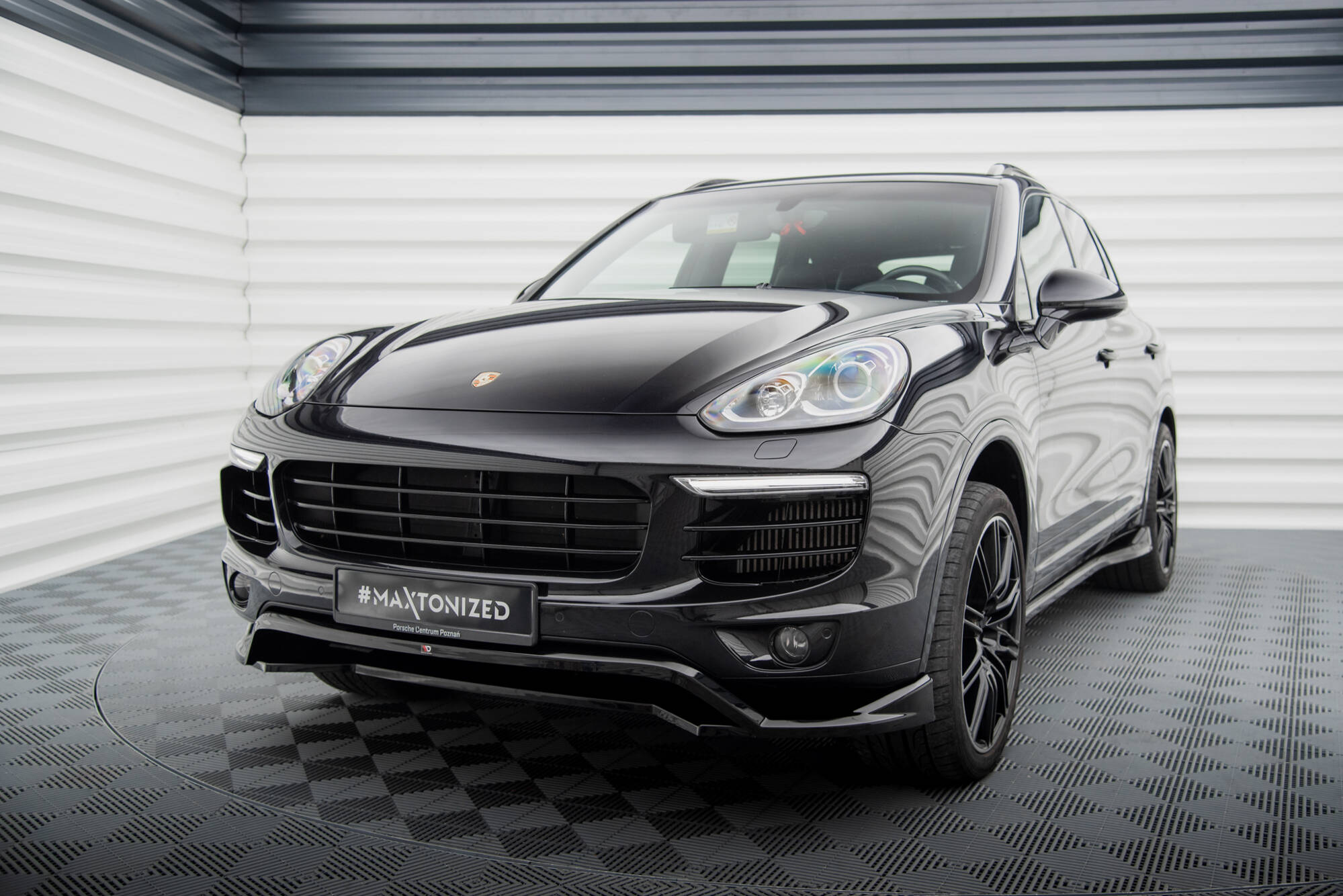 Maxton design gloss black front splitter for porsche cayenne 92a mk2 facelift - image 3