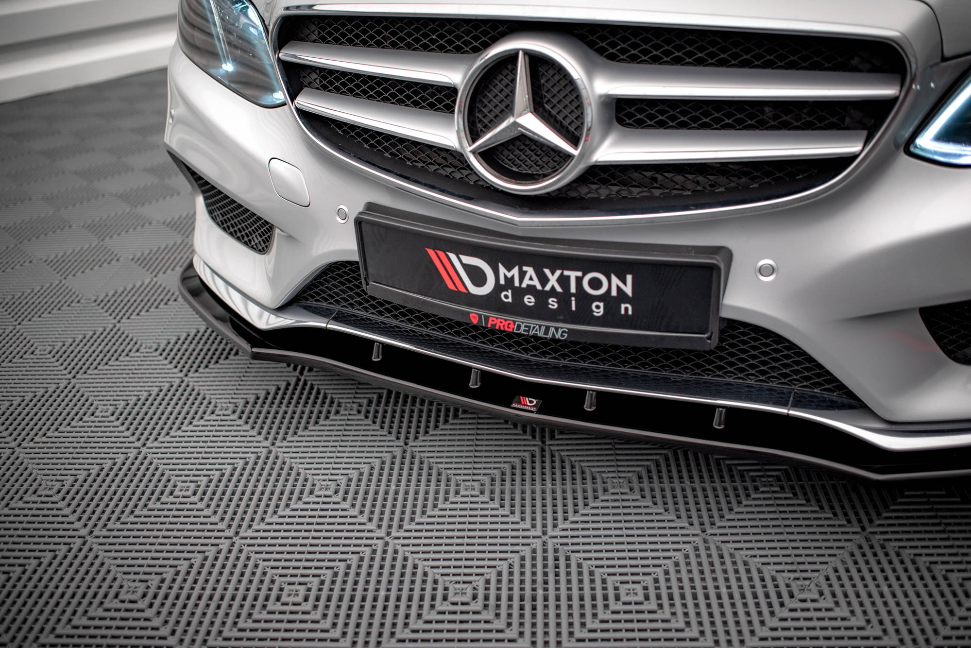 Maxton design gloss black front splitter v. 1 for mercedes-benz amg w212 lci - image 4