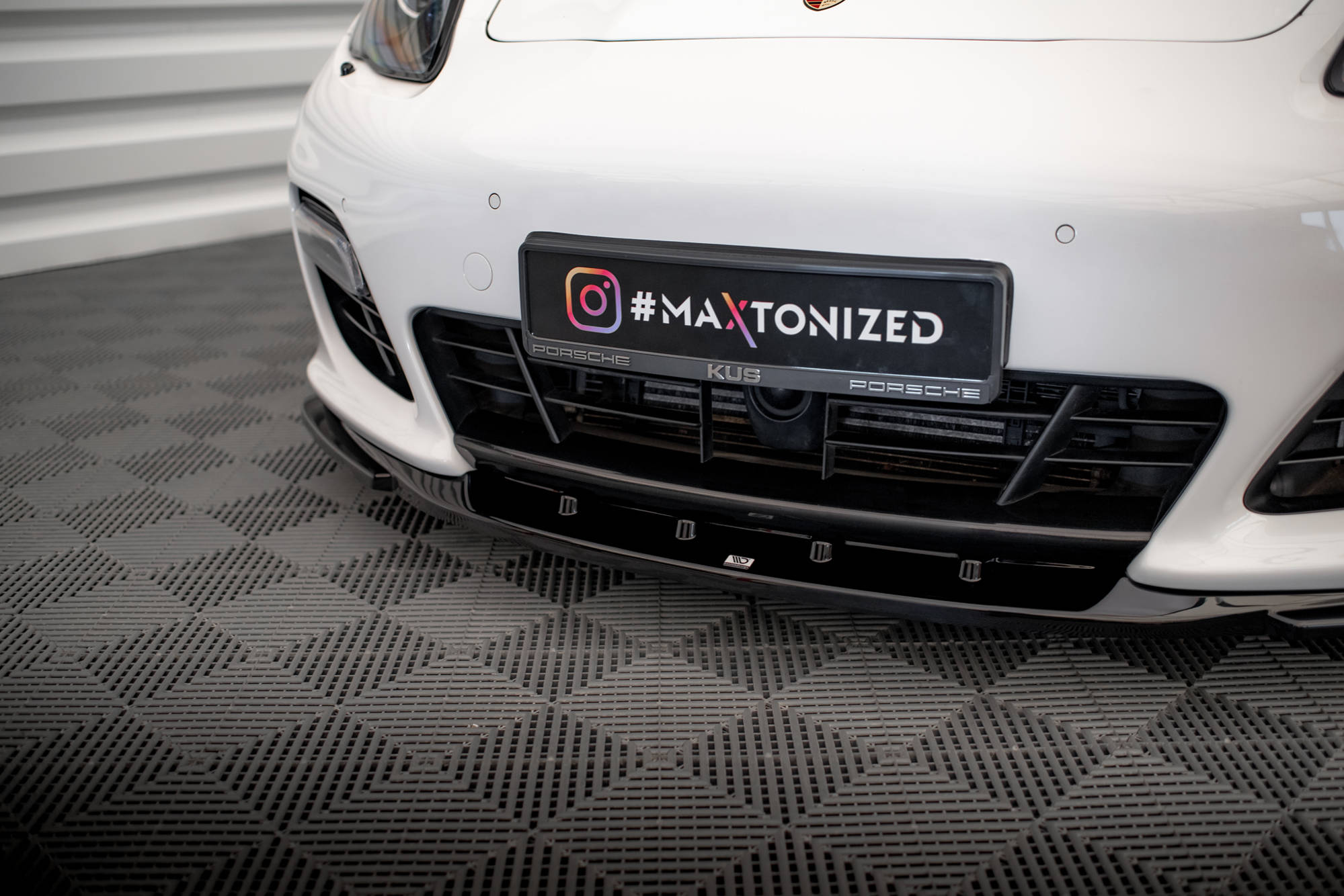 Maxton design gloss black sport style front splitter v. 2 for porsche panamera 970 turbo - image 4