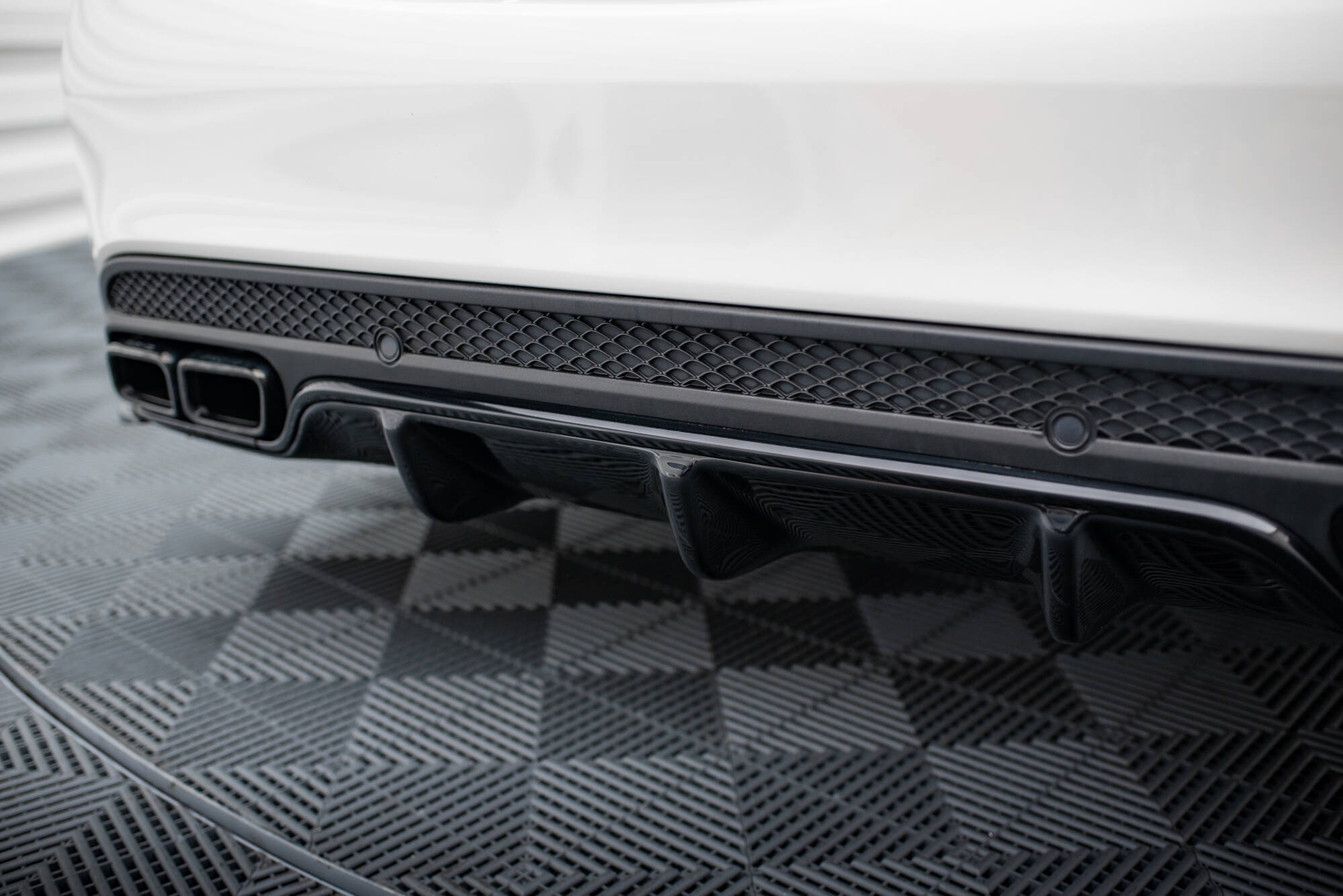 Maxton design gloss black rear diffuser for mercedes-benz amg s205 c63 - image 4