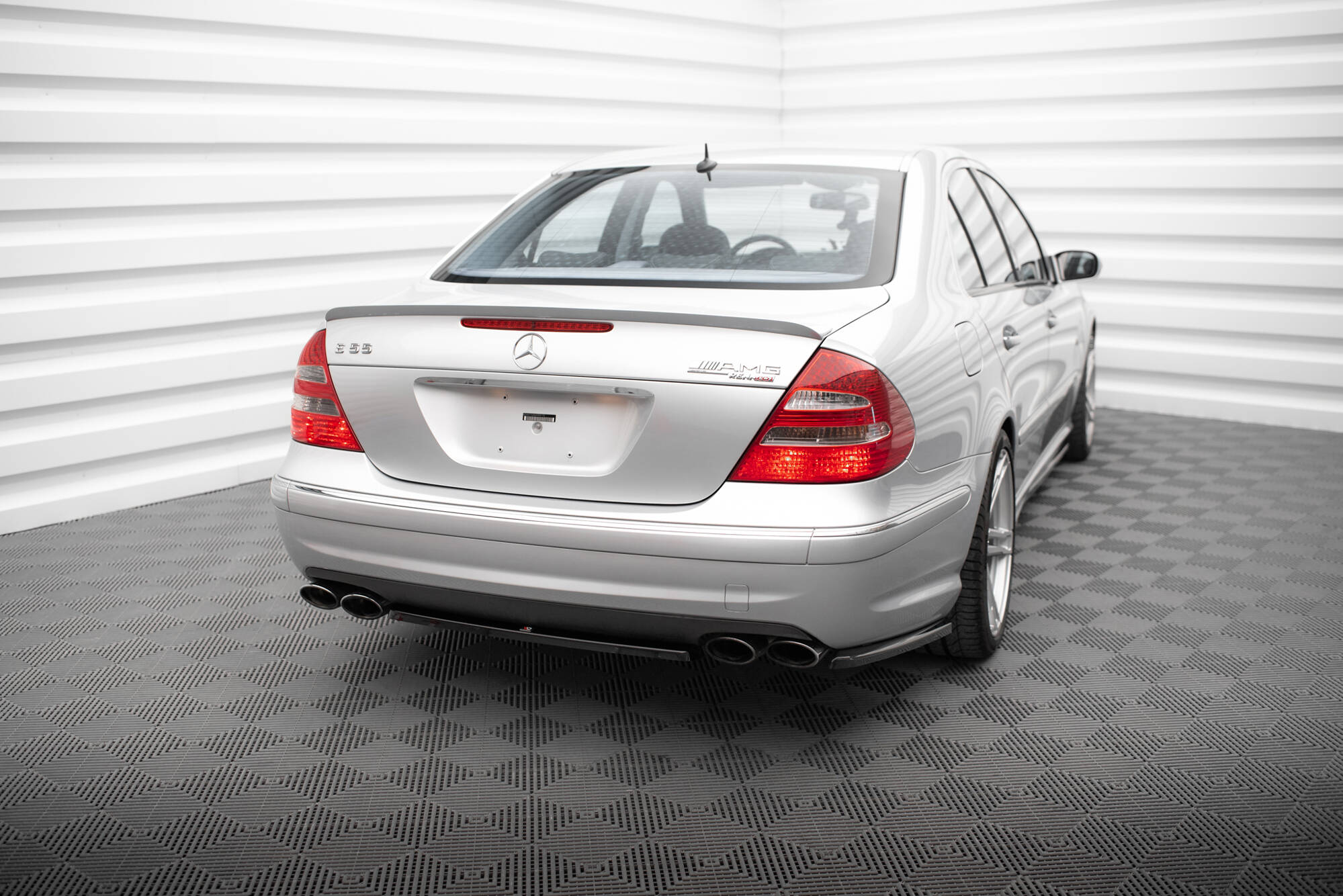 Maxton design gloss black rear corner splitters for mercedes-benz amg e55 w211 - image 4