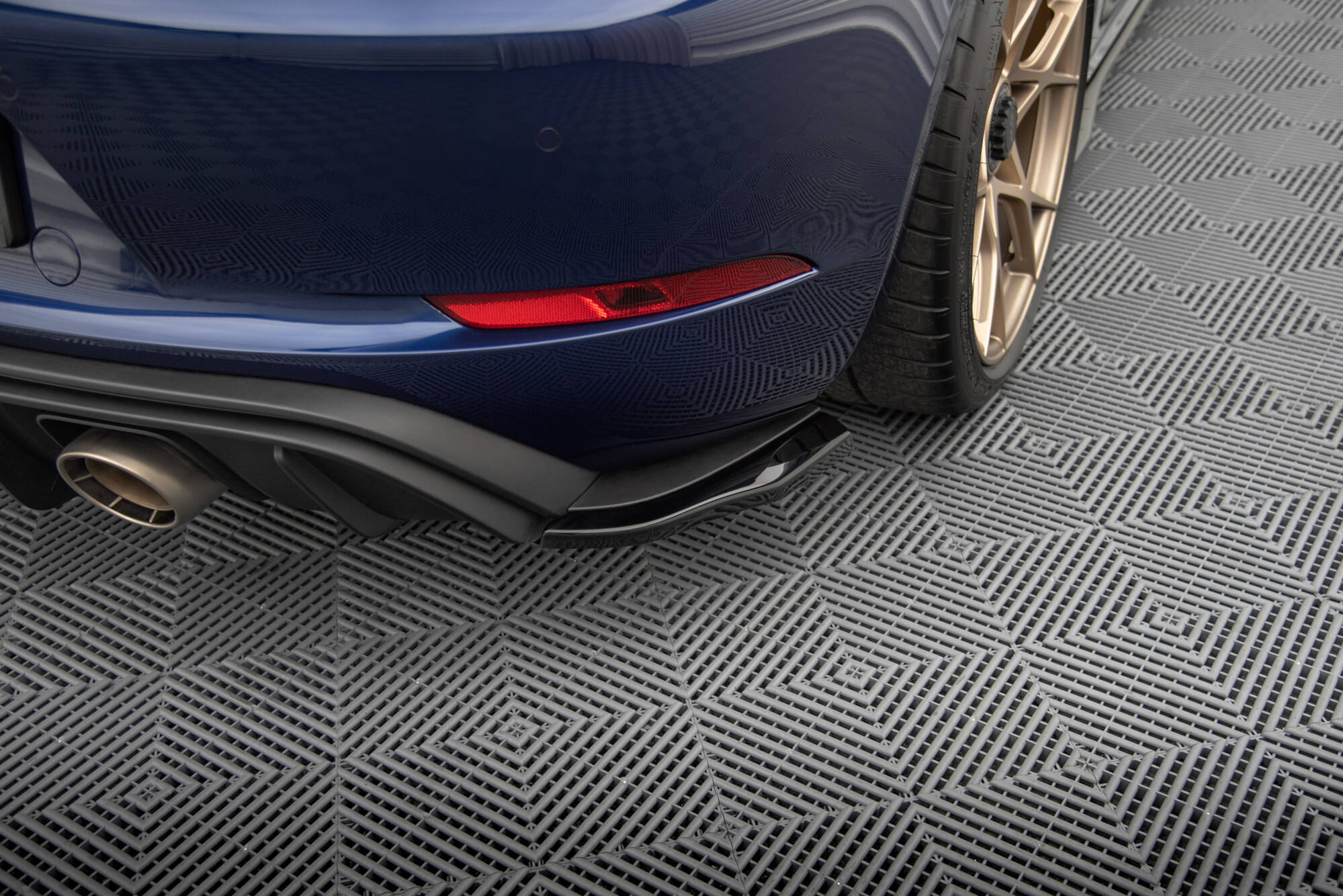 Maxton design gloss black rear corner splitters for porsche 718 cayman gt4 rs 982c - image 2