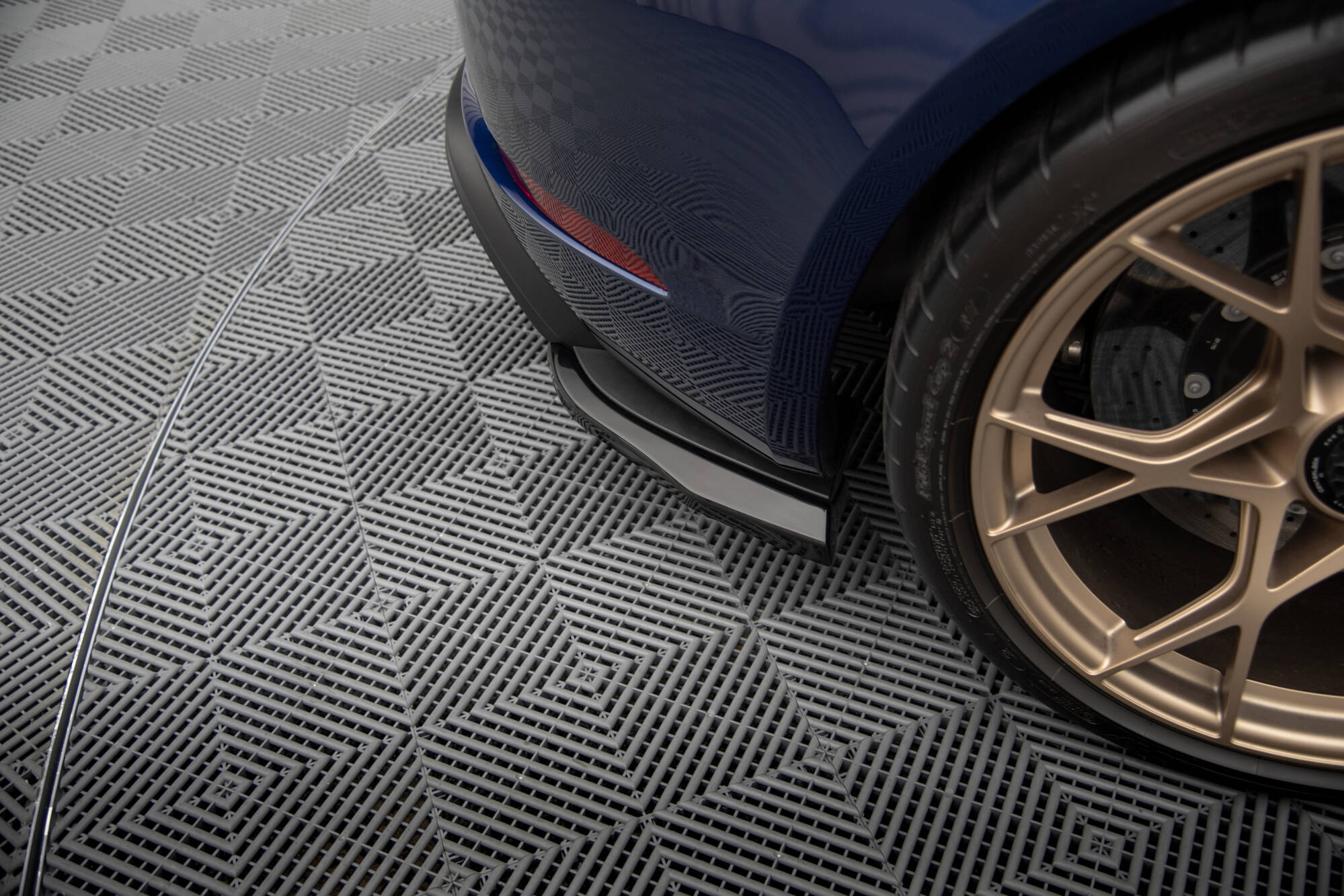 Maxton design gloss black rear corner splitters for porsche 718 cayman gt4 rs 982c - image 3