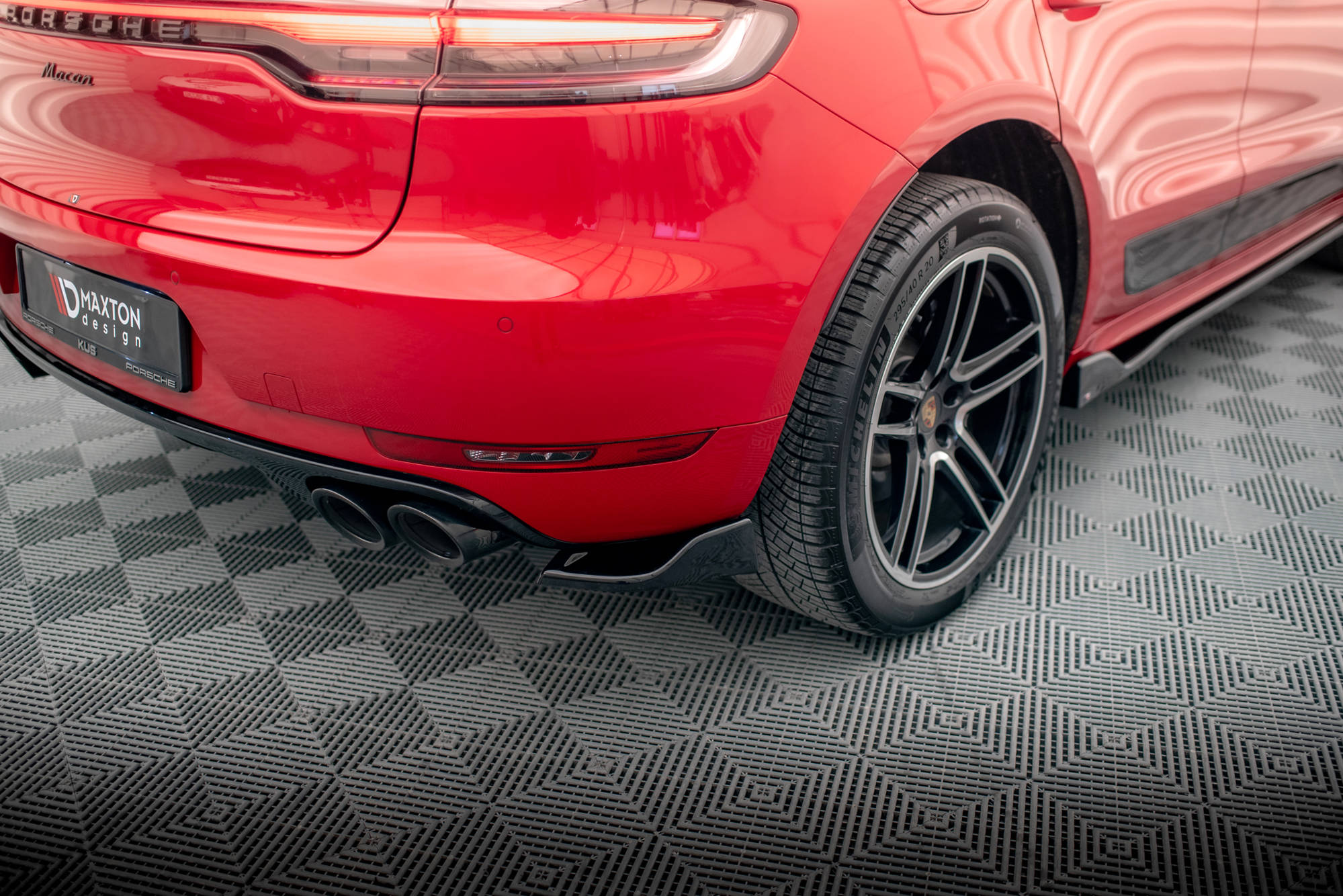 Maxton design gloss black sport style rear corner splitters for porsche macan 95b gts facelift - image 3