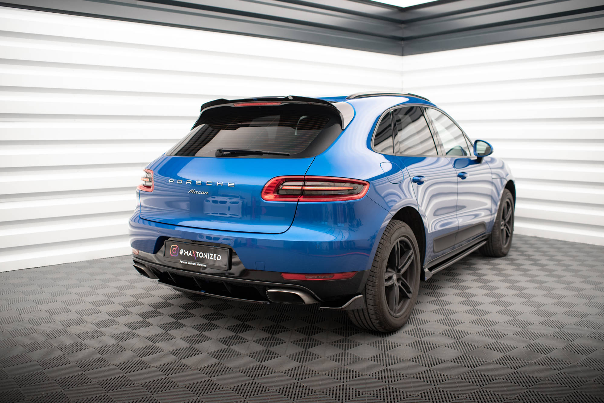 Maxton design gloss black rear corner splitters for porsche macan 95b mk1 - image 2