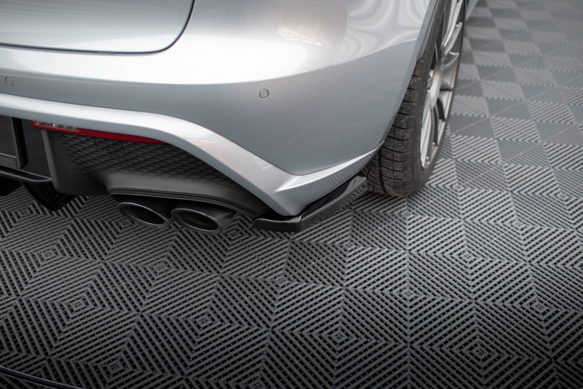 Maxton design gloss black rear corner splitters for porsche macan 95b mk1 facelift - image 2