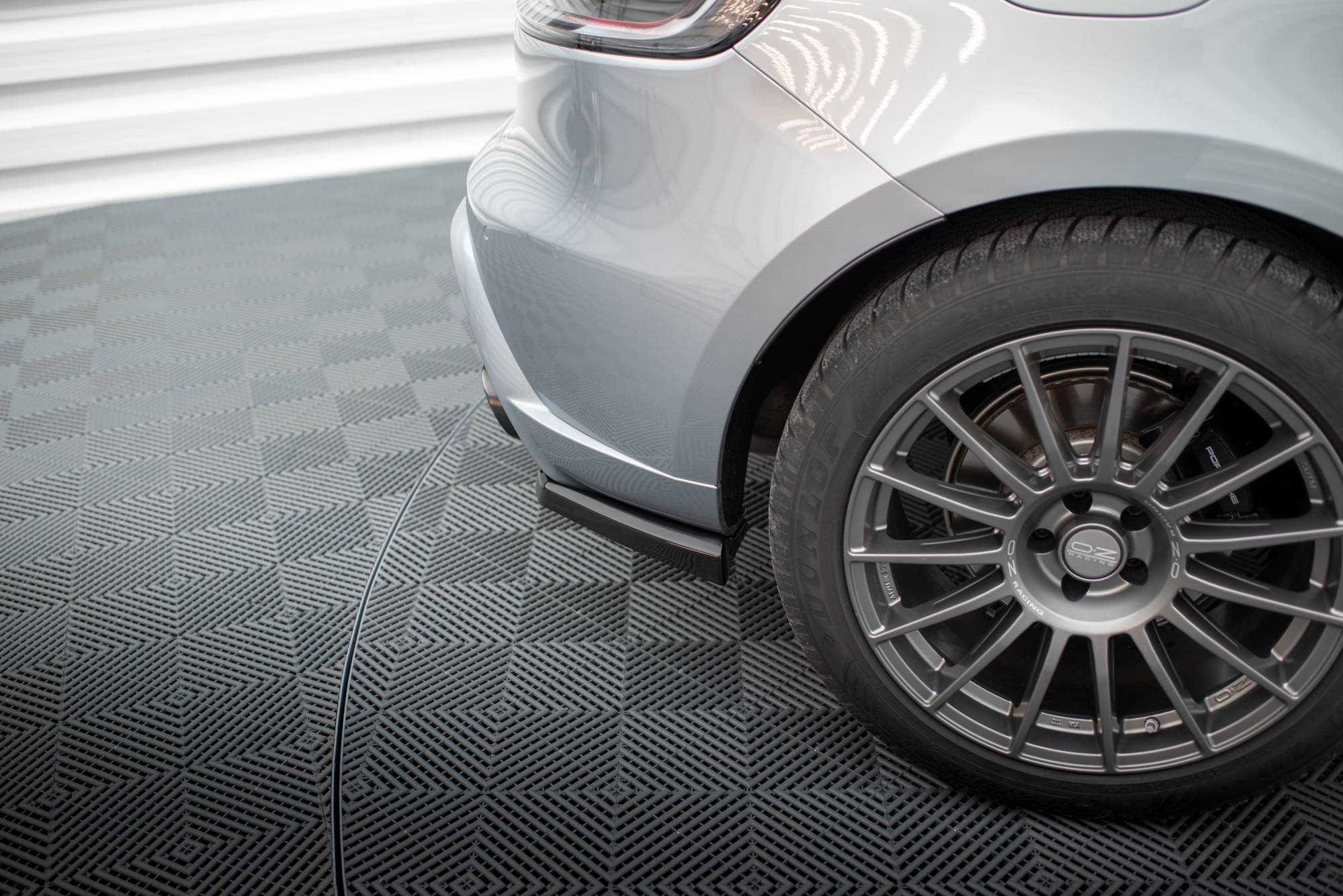Maxton design gloss black rear corner splitters for porsche macan 95b mk1 facelift - image 3