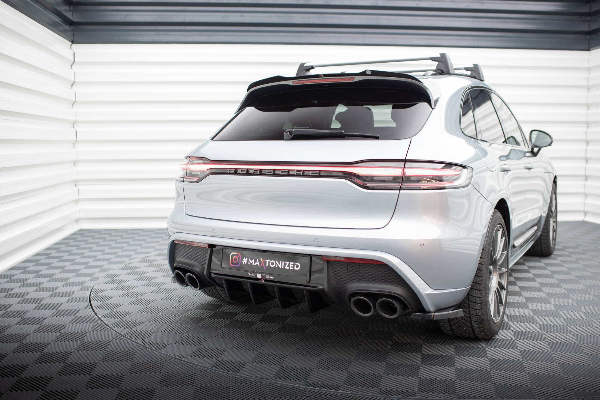 Maxton design gloss black rear corner splitters for porsche macan 95b mk1 facelift - image 4