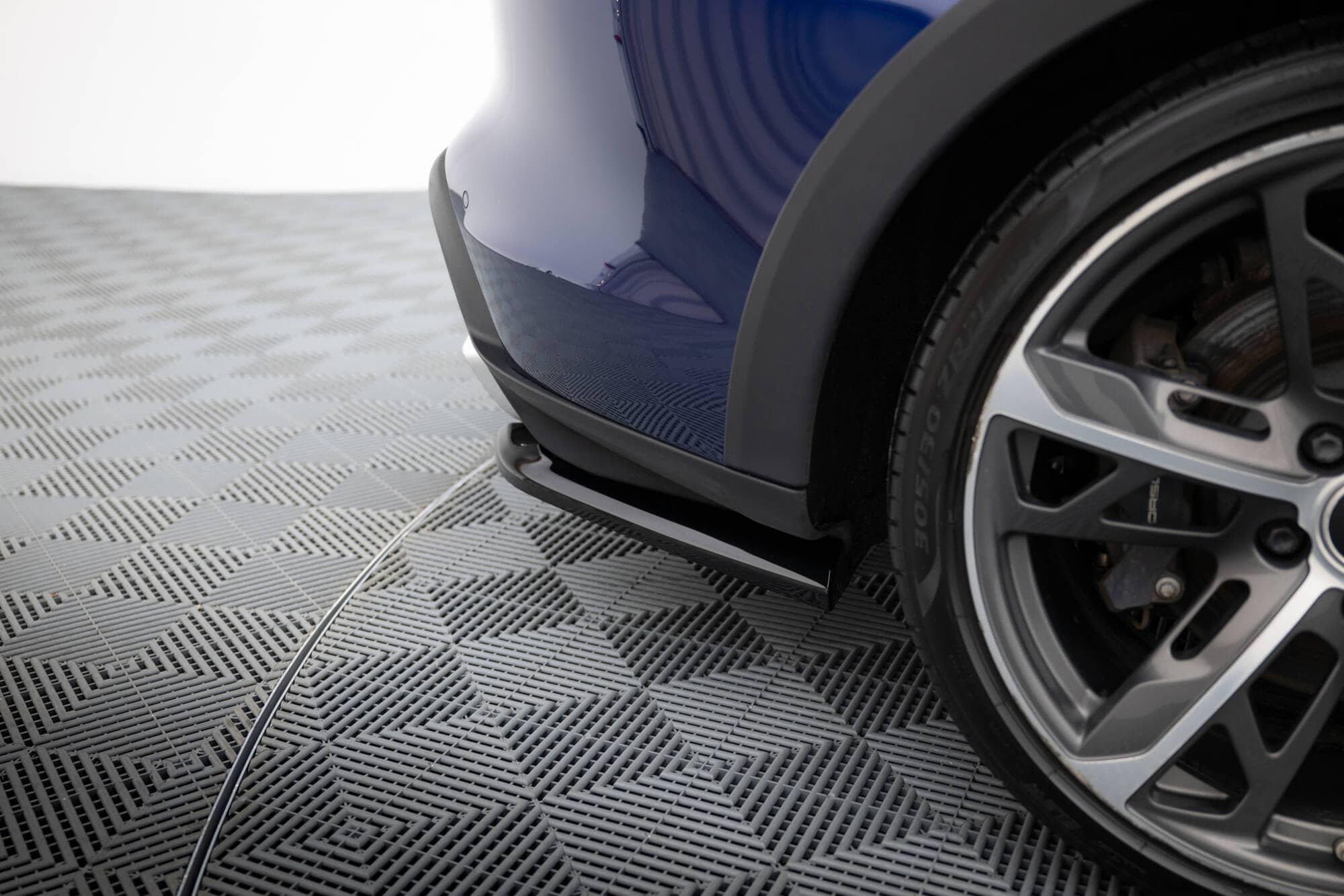 Maxton design gloss black rear corner splitters for porsche taycan 9j1 cross turismo 4s - image 4