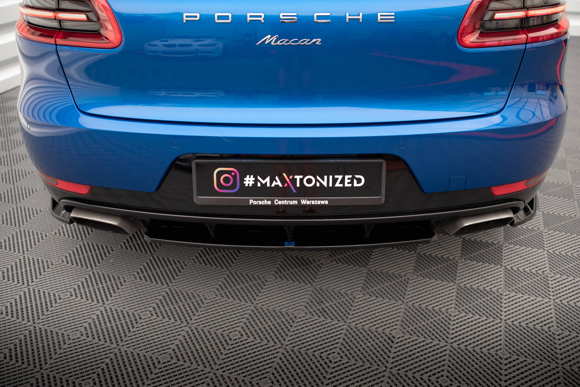 Maxton design gloss black rear diffuser for porsche macan 95b mk1 - image 3