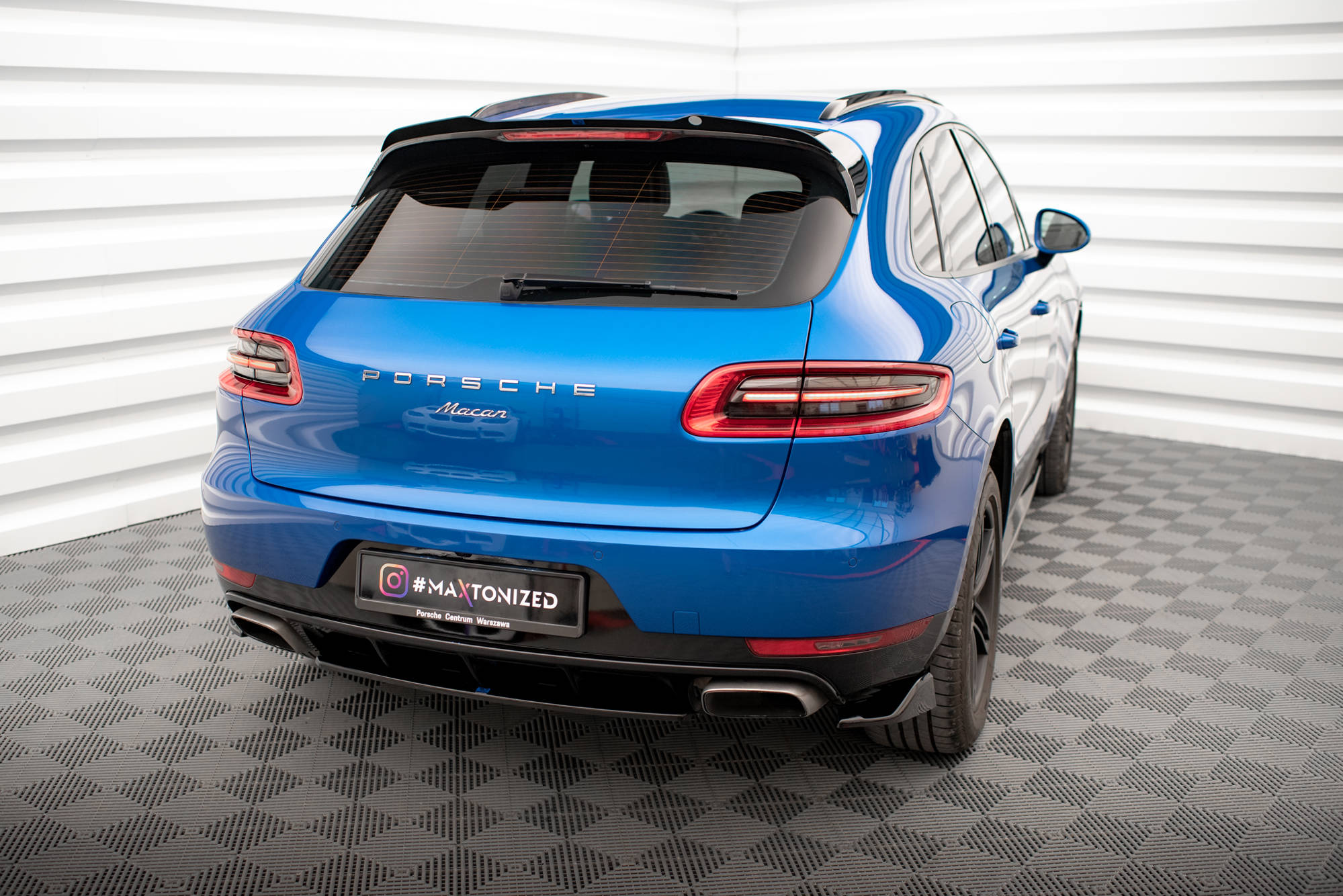 Maxton design gloss black rear diffuser for porsche macan 95b mk1 - image 4