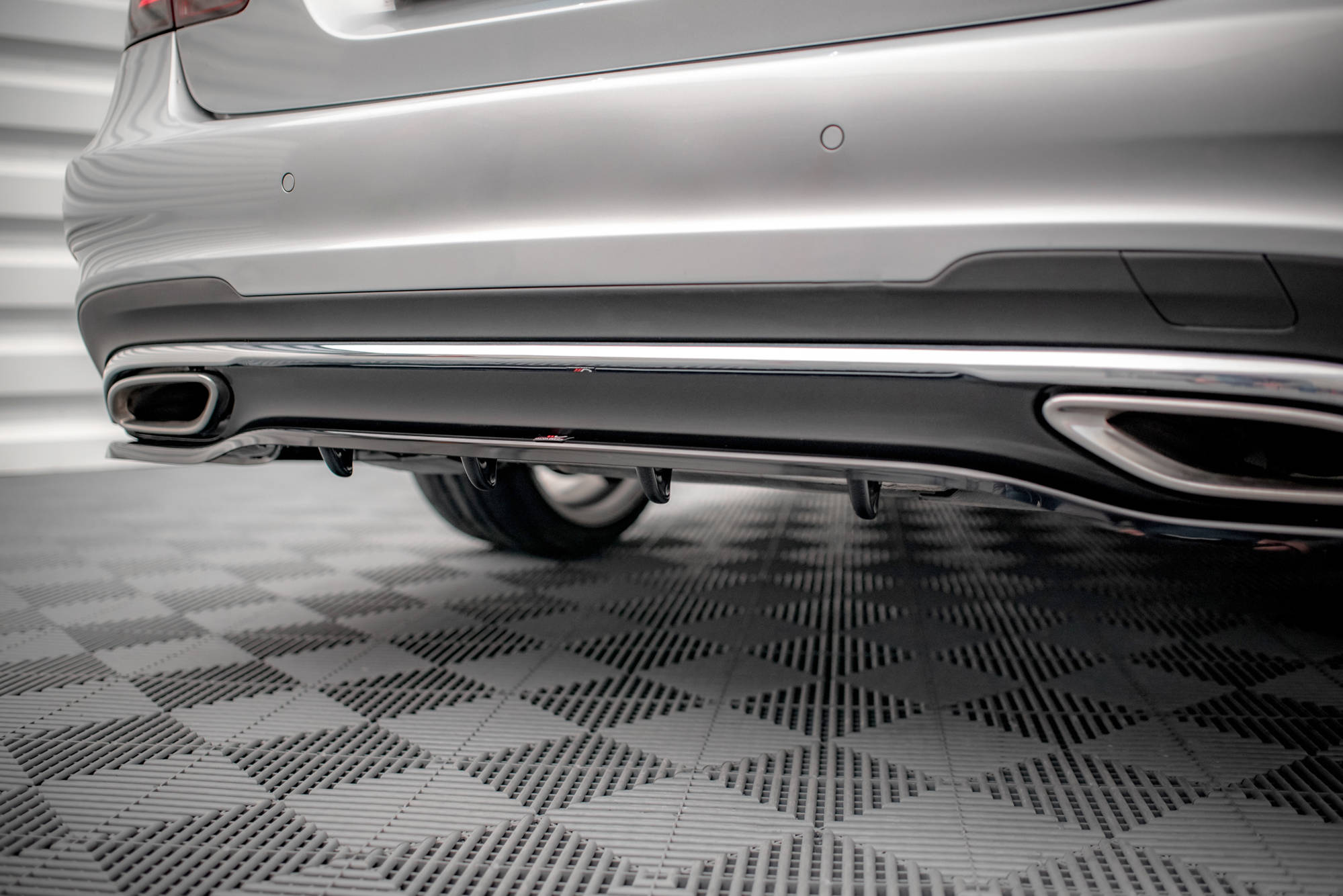 Maxton design gloss black rear diffuser for mercedes-benz amg w212 lci - image 2