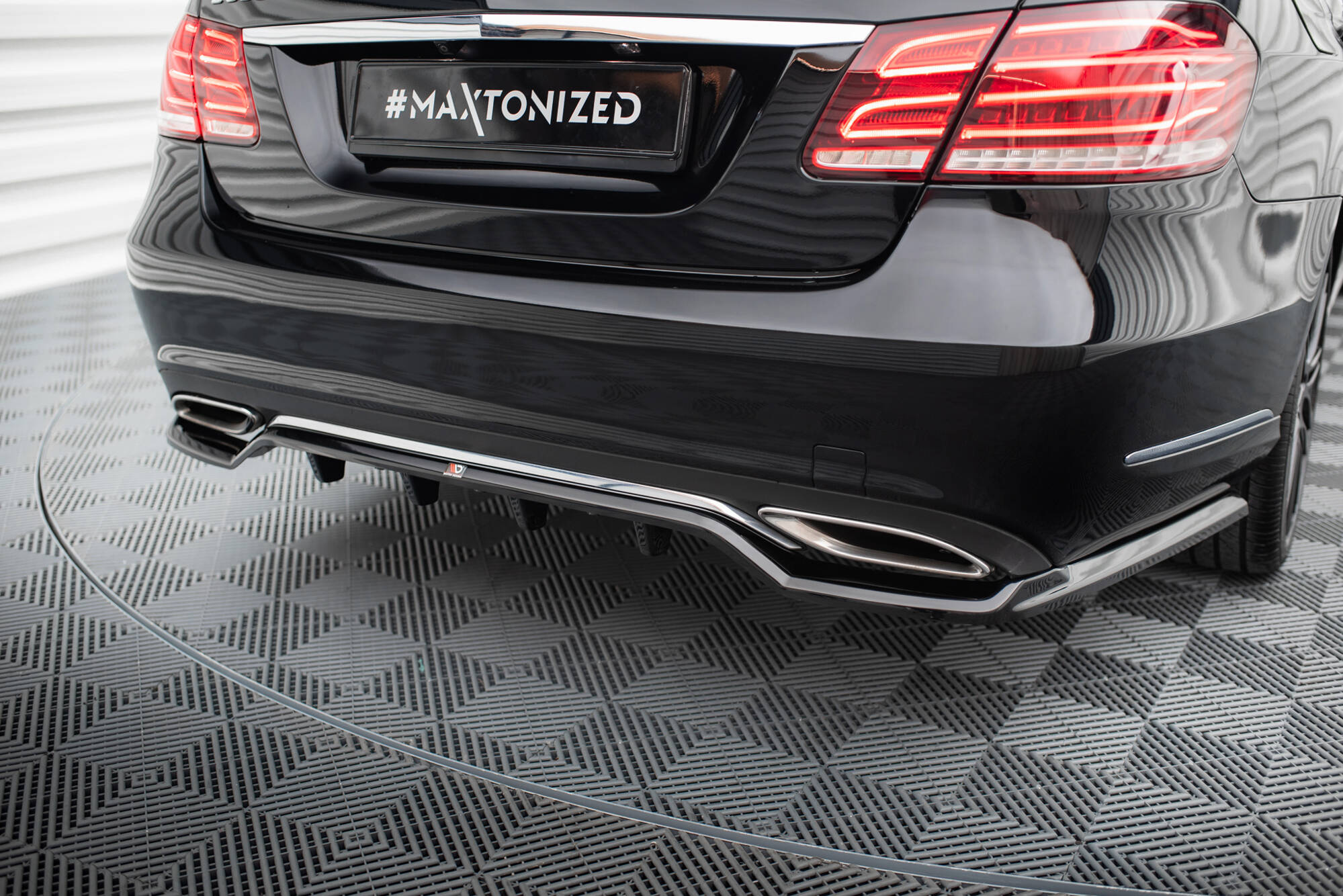 Maxton design gloss black rear diffuser for mercedes-benz w212 lci - image 2