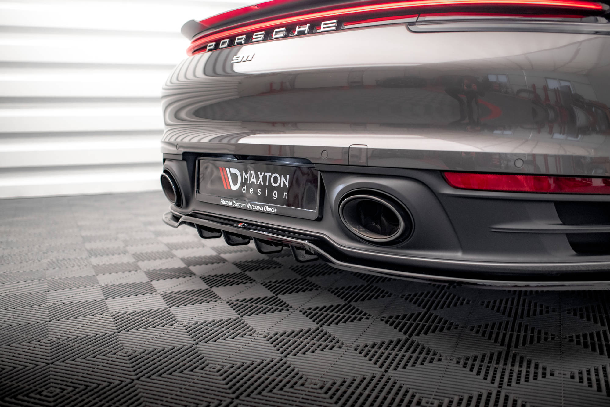 Maxton design gloss black rear diffuser for porsche 911 carrera 4s 992 - image 4