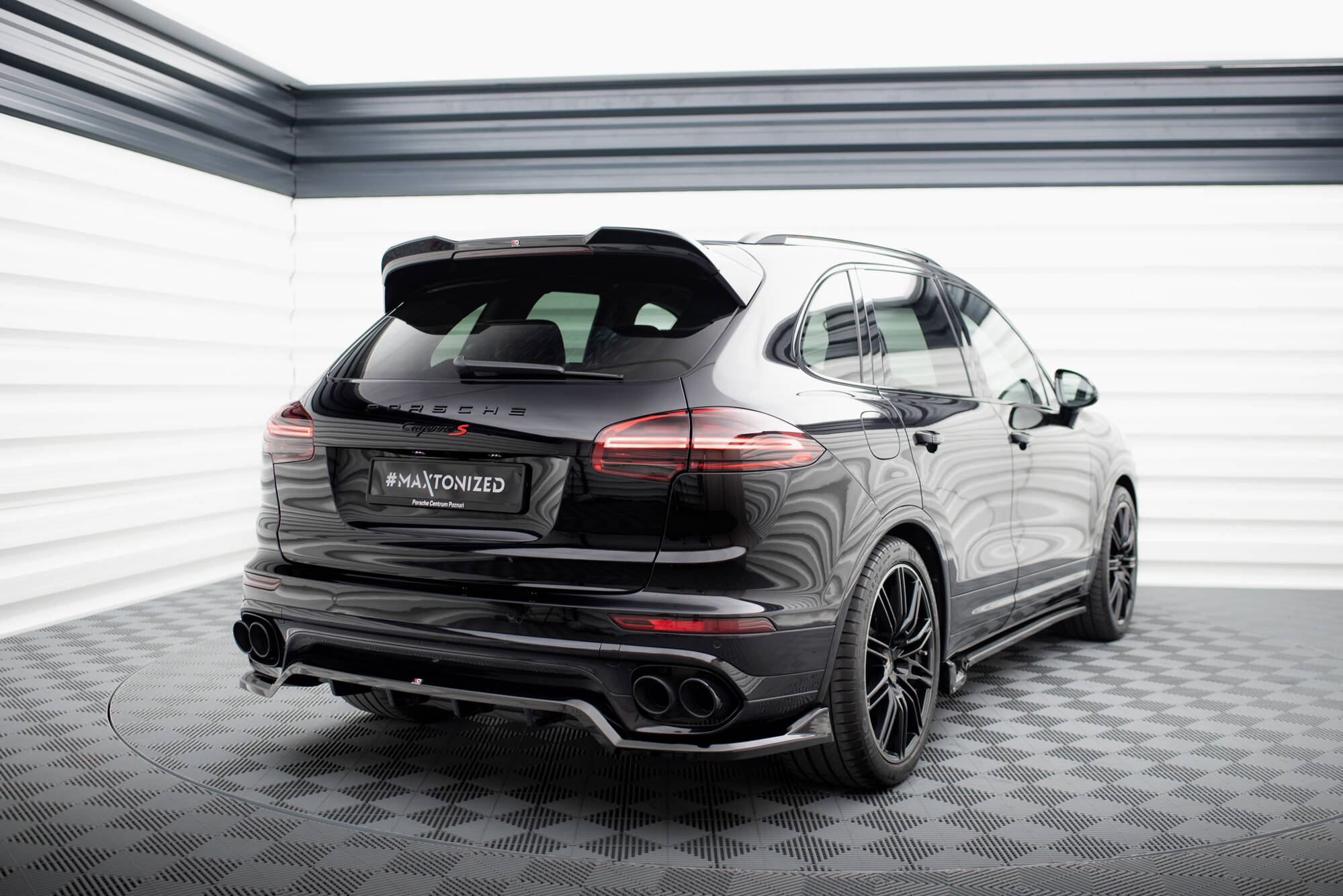 Maxton design gloss black rear diffuser for porsche cayenne 92a mk2 facelift - image 2