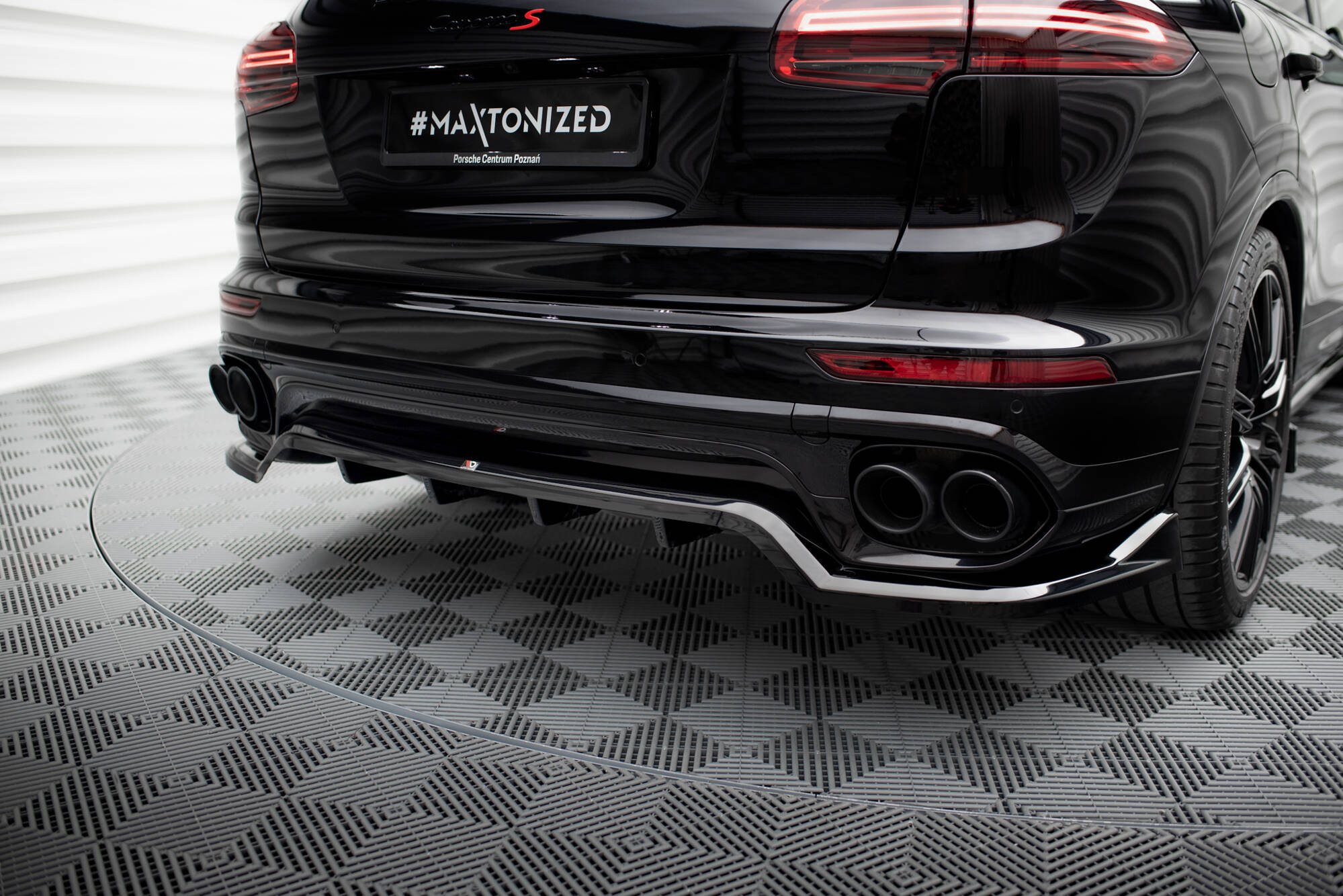 Maxton design gloss black rear diffuser for porsche cayenne 92a mk2 facelift - image 5