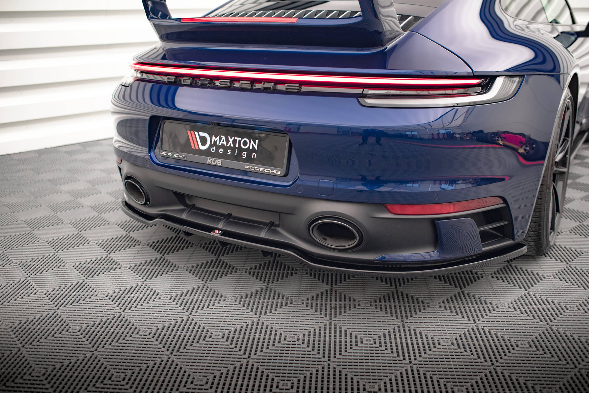 Maxton design gloss black rear diffuser v. 1 for porsche 911 carrera aero 992 gts - image 2