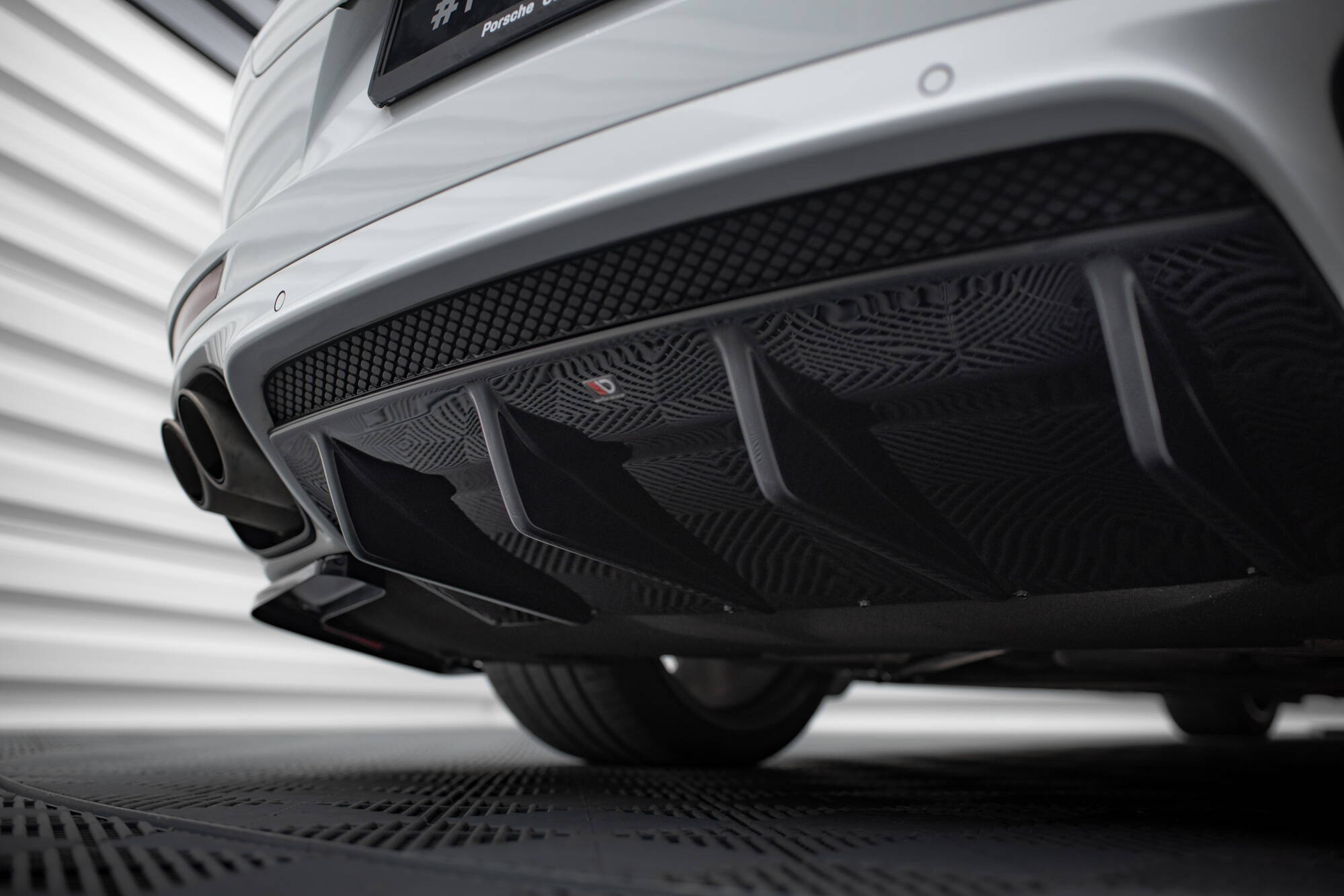 Maxton design gloss black rear diffuser for porsche panamera 971 gts - image 4