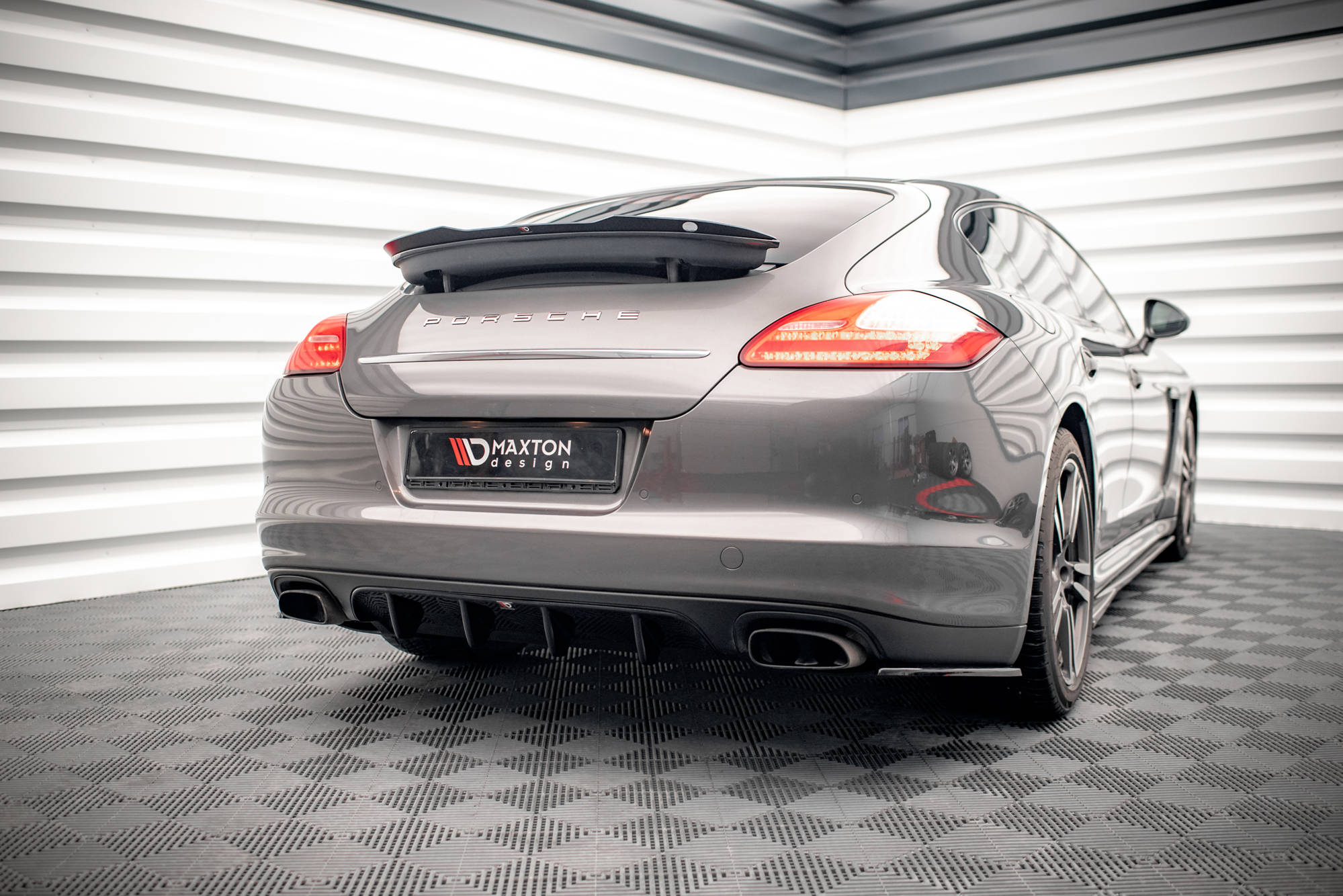 Maxton design gloss black rear diffuser for porsche panamera 970 - image 2