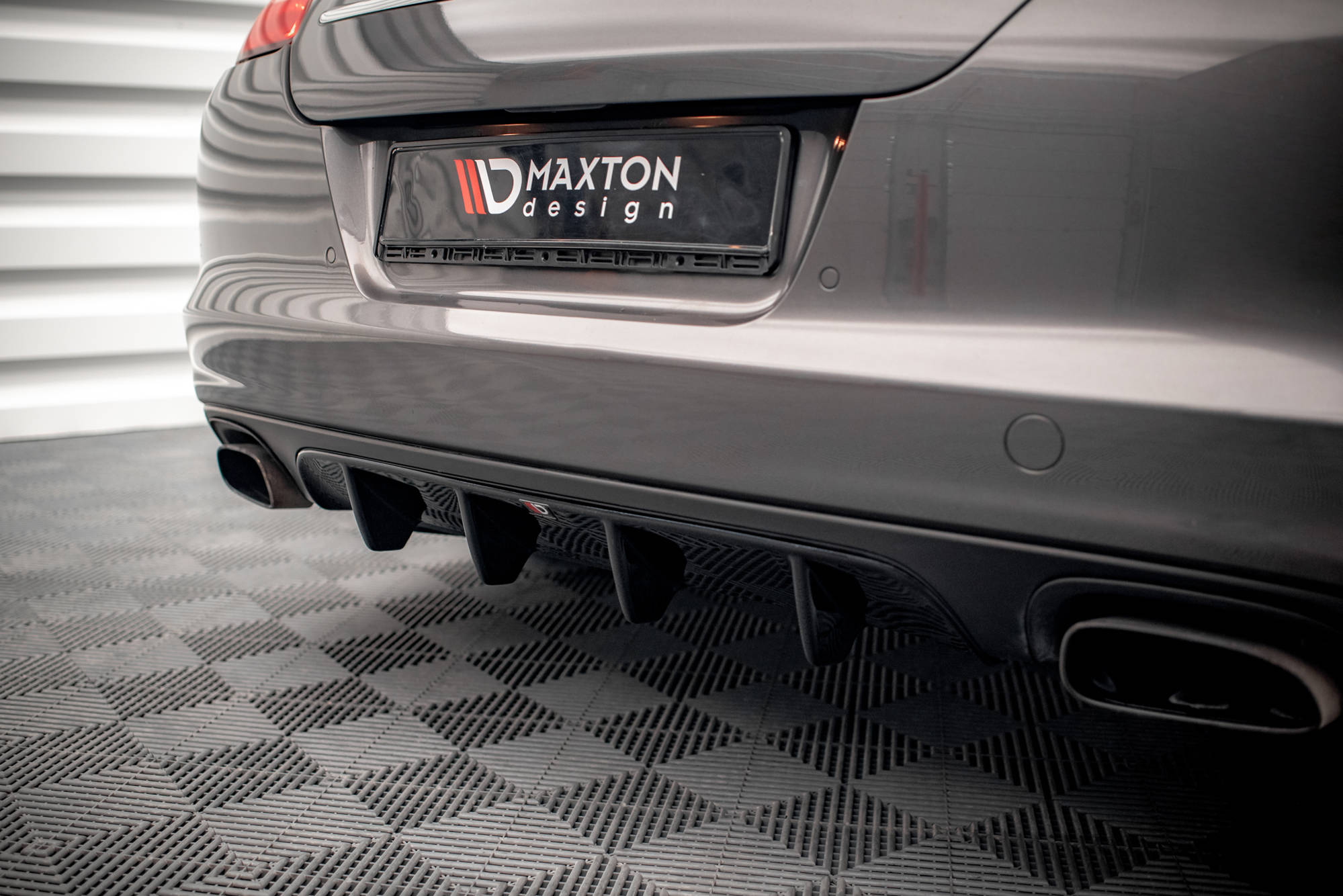 Maxton design gloss black rear diffuser for porsche panamera 970 - image 3