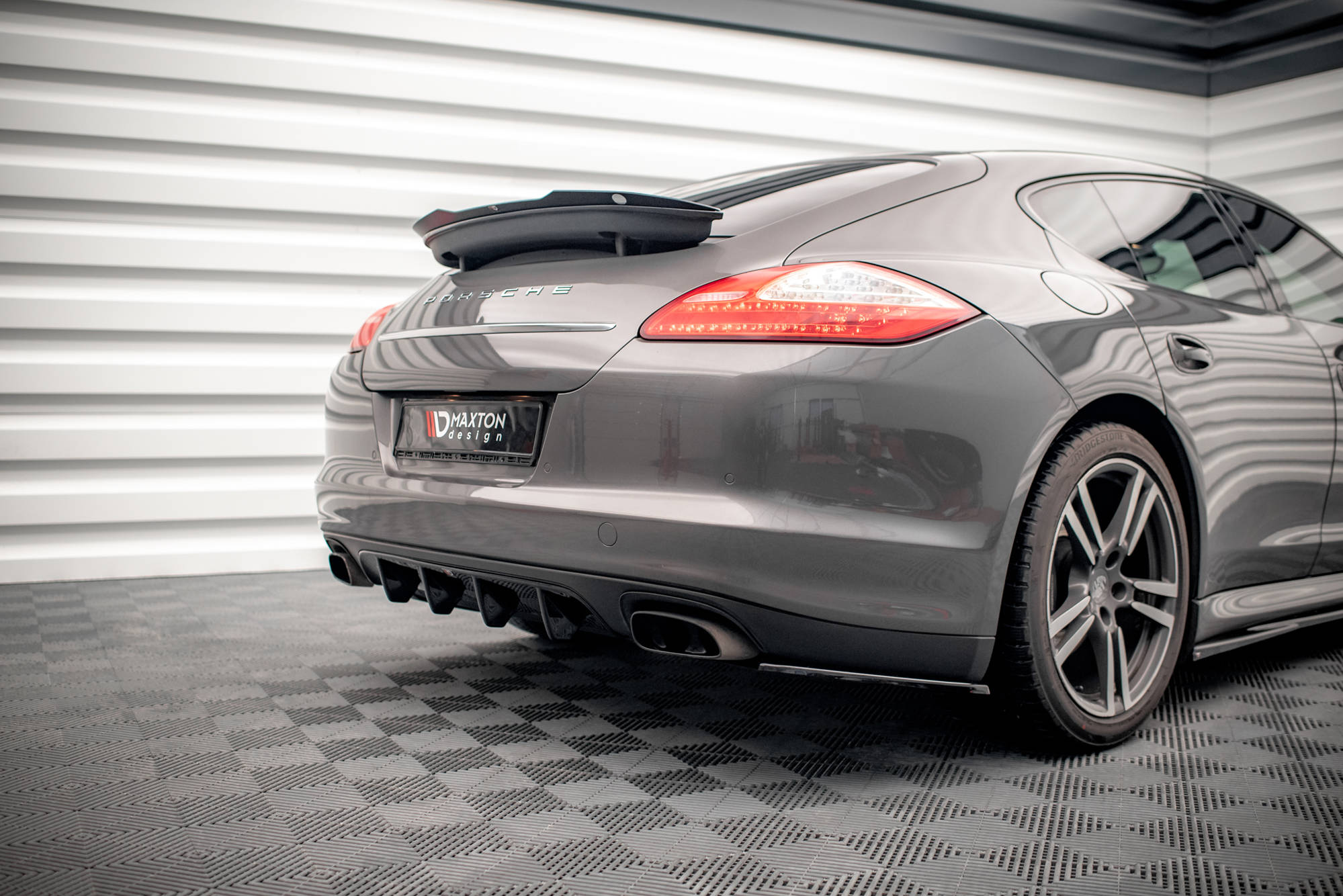Maxton design gloss black rear diffuser for porsche panamera 970 - image 4
