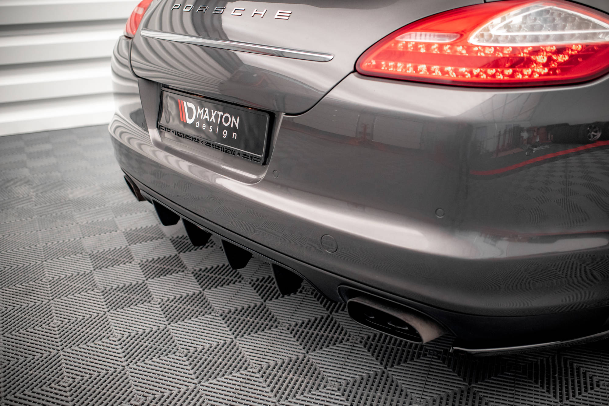 Maxton design gloss black rear diffuser for porsche panamera 970 - image 5
