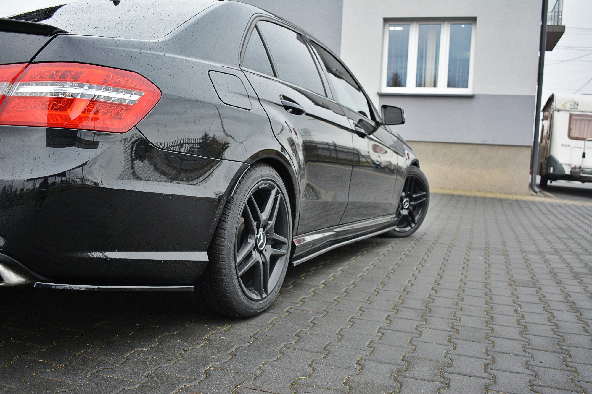 Maxton design gloss black side skirts for mercedes-benz amg e63 w212 - image 2