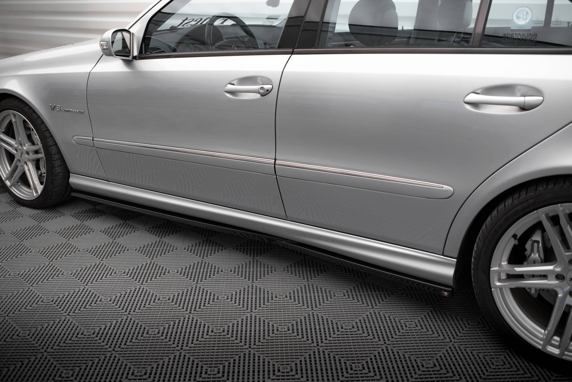 Maxton design gloss black side skirts for mercedes-benz amg  e55w211 - image 3