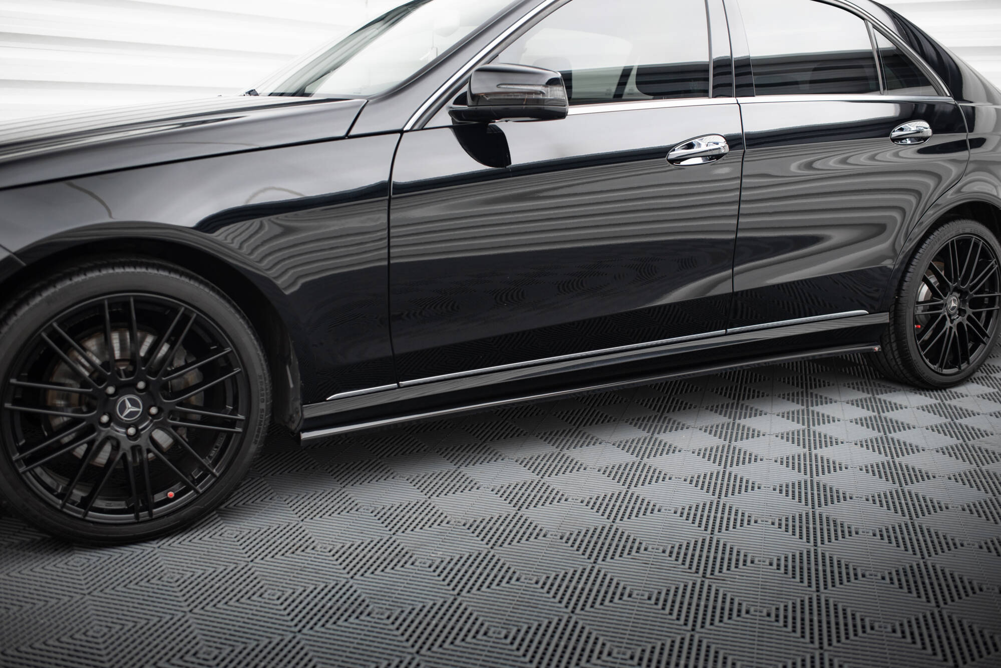 Maxton design gloss black side skirts for mercedes-benz w212 lci - image 3