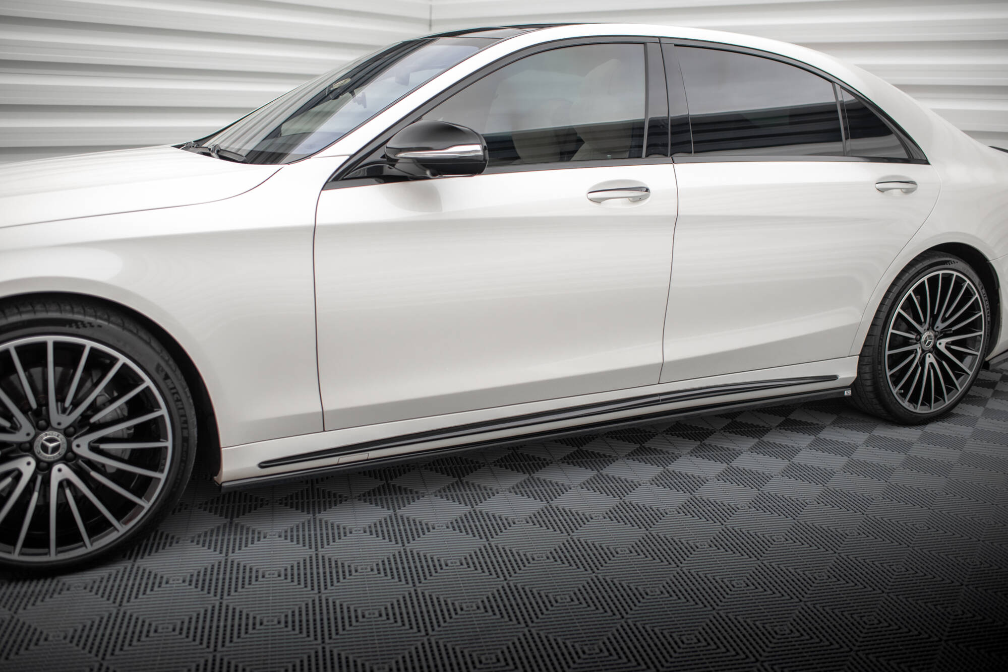 Maxton design gloss black side skirts for mercedes-benz amg w222 - image 2