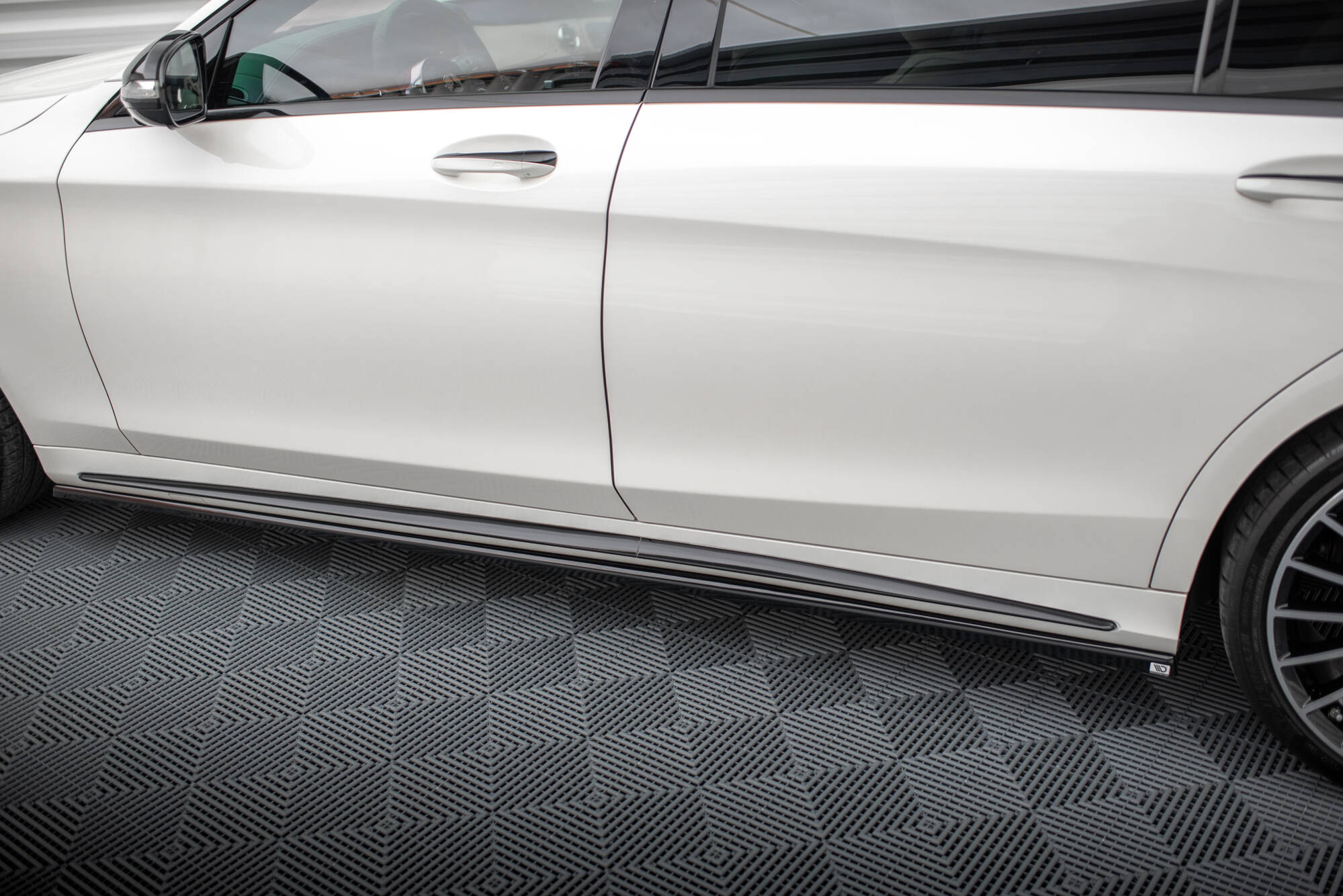 Maxton design gloss black side skirts for mercedes-benz amg w222 - image 4