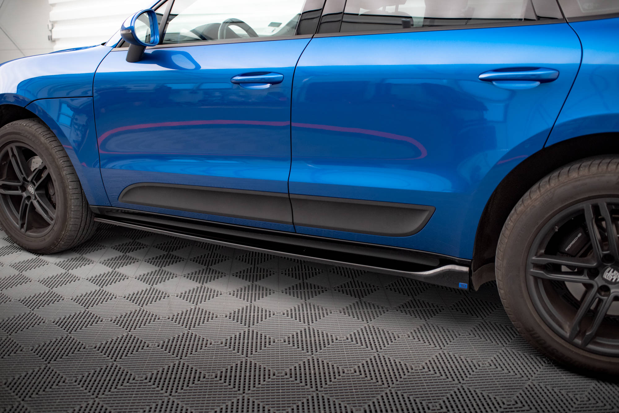Maxton design gloss black side skirts for porsche macan 95b mk1 - image 3