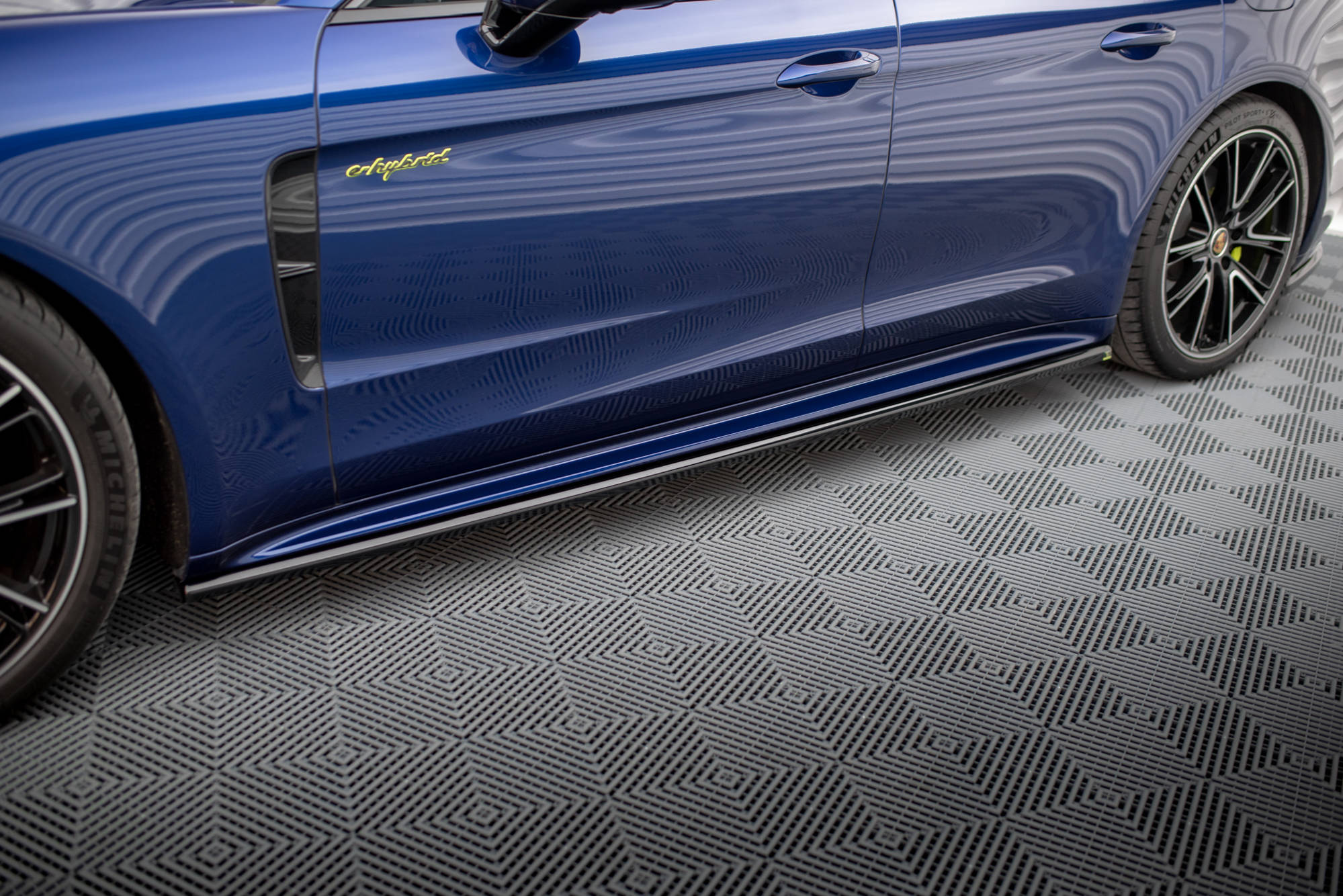 Maxton design gloss black side skirts for porsche panamera 971 e-hybrid facelift - image 2