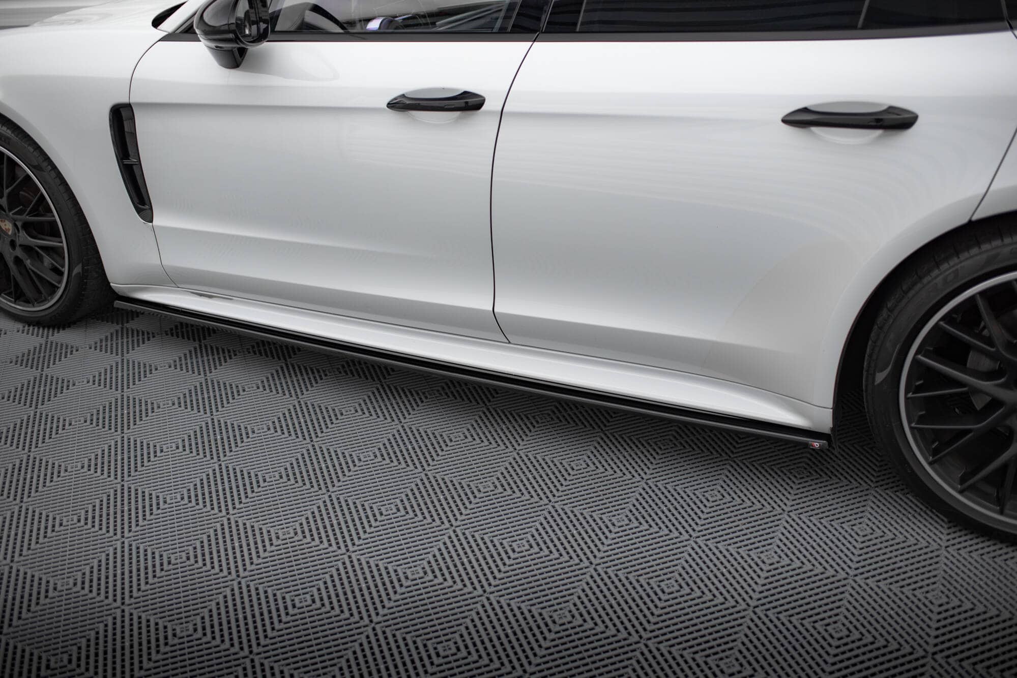 Maxton design gloss black side skirts for porsche panamera 971 gts - image 4