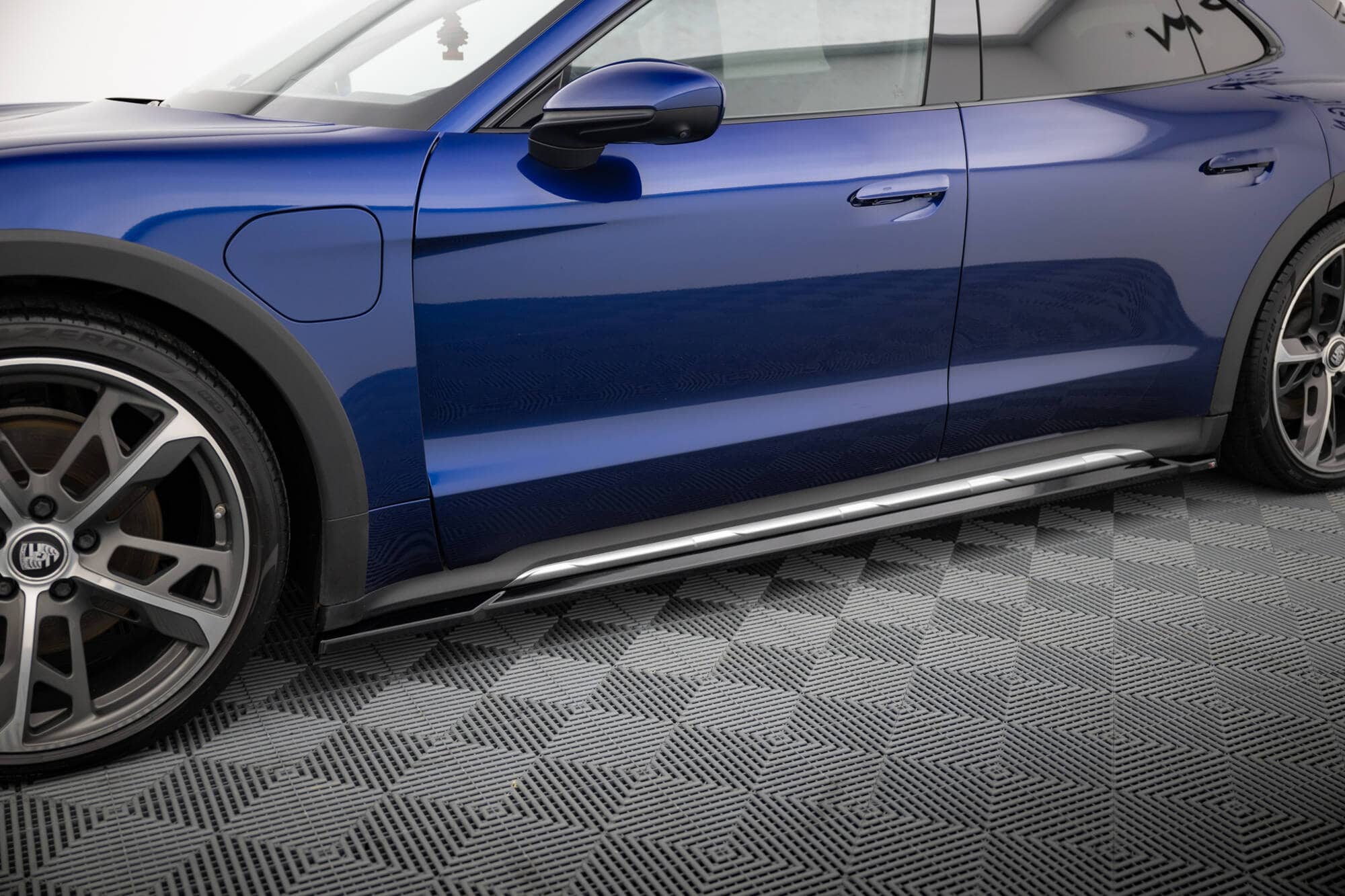 Maxton design gloss black side skirts for porsche taycan 9j1 cross turismo 4s - image 3