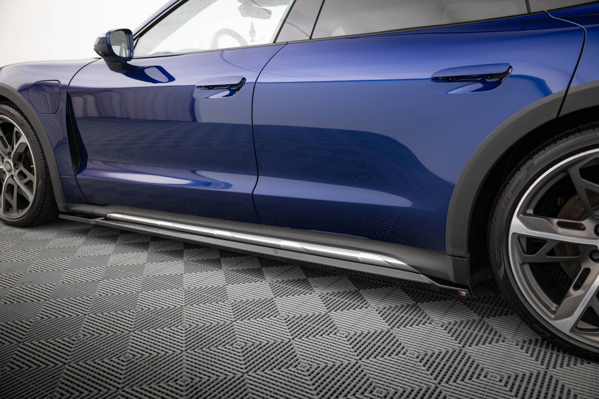 Maxton design gloss black side skirts for porsche taycan 9j1 cross turismo 4s - image 4