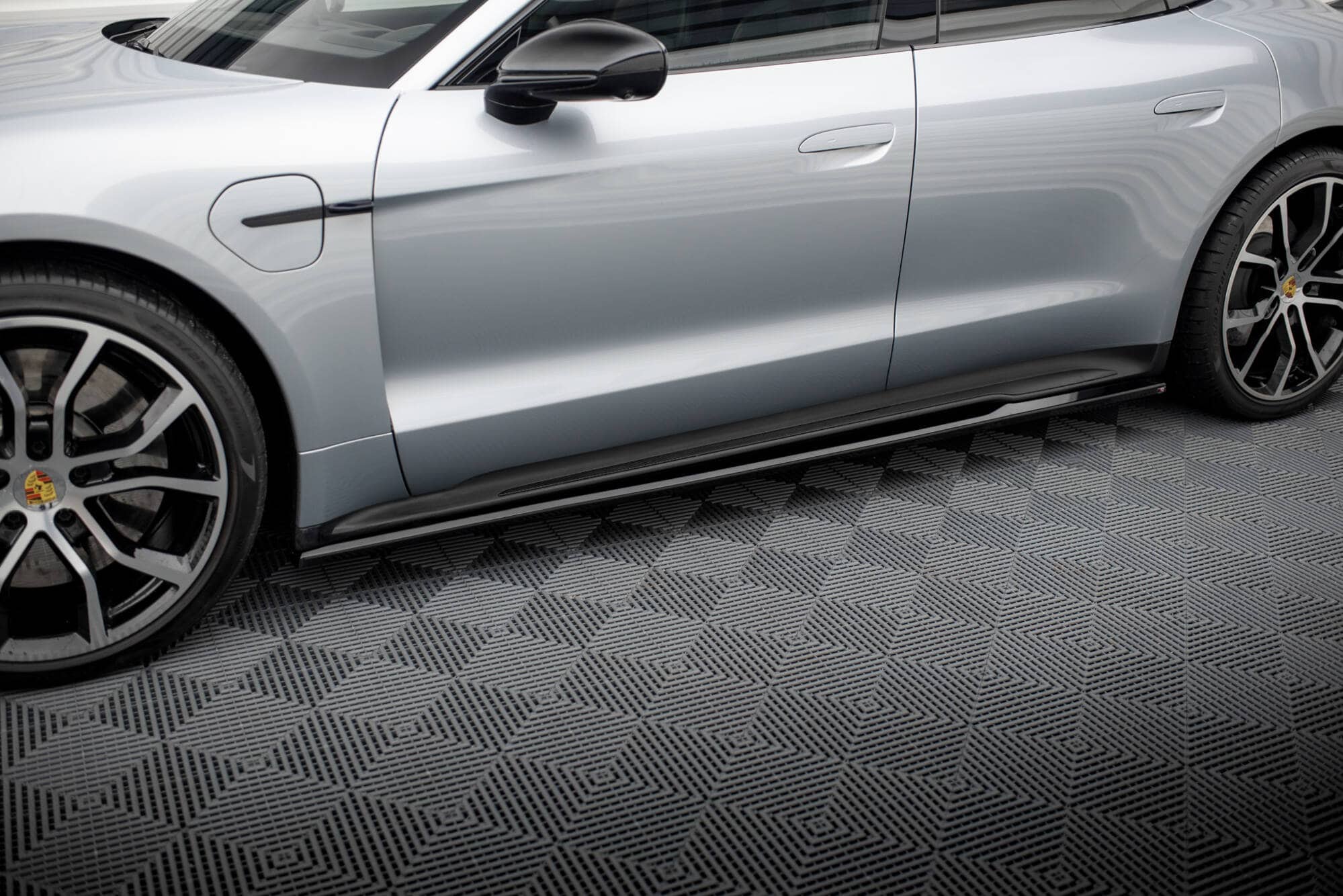 Maxton design gloss black sport style side skirts for porsche taycan 9j1 mk1 - image 3