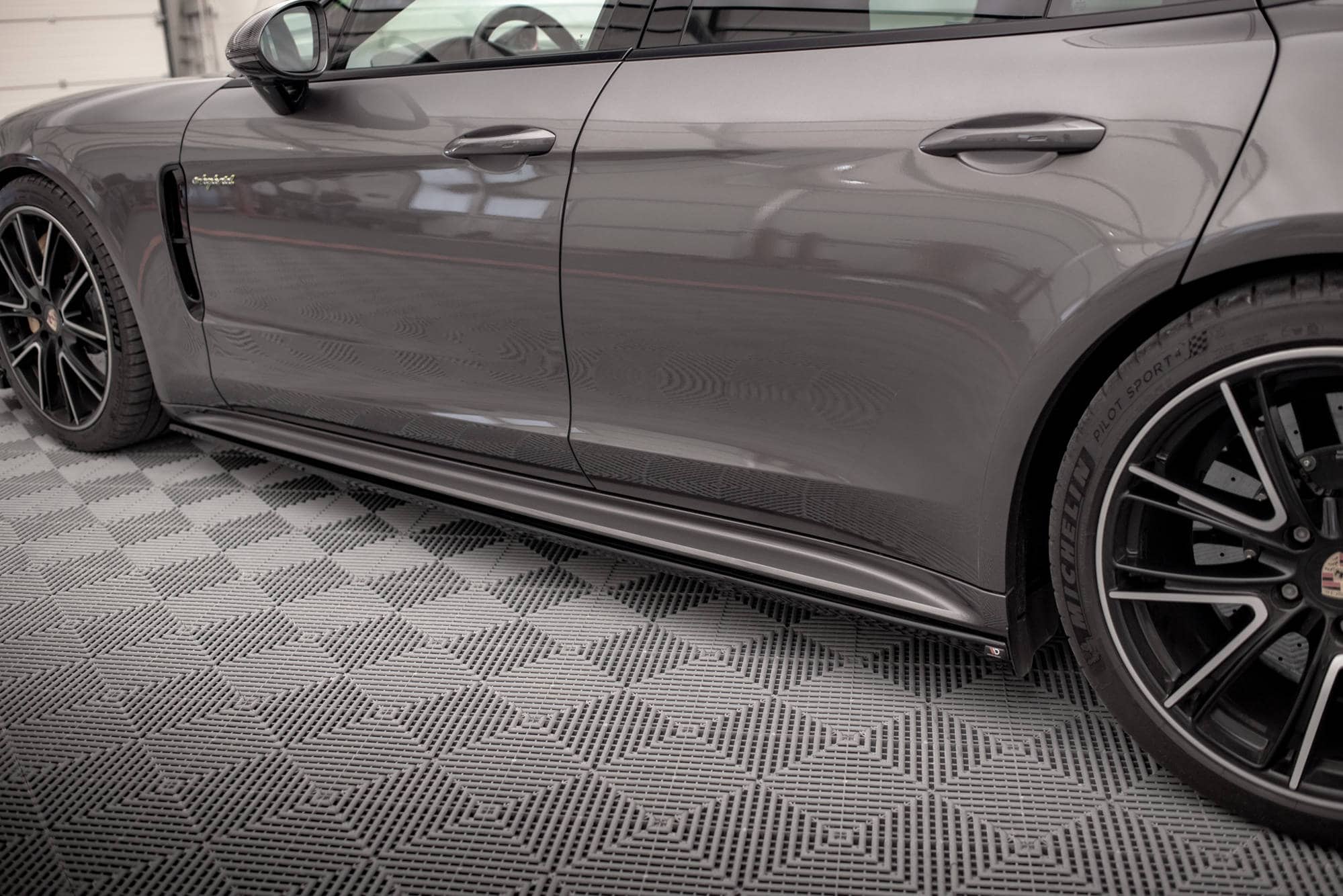 Maxton design gloss black side skirts v. 1 for porsche panamera 971 turbo s e-hybrid - image 4