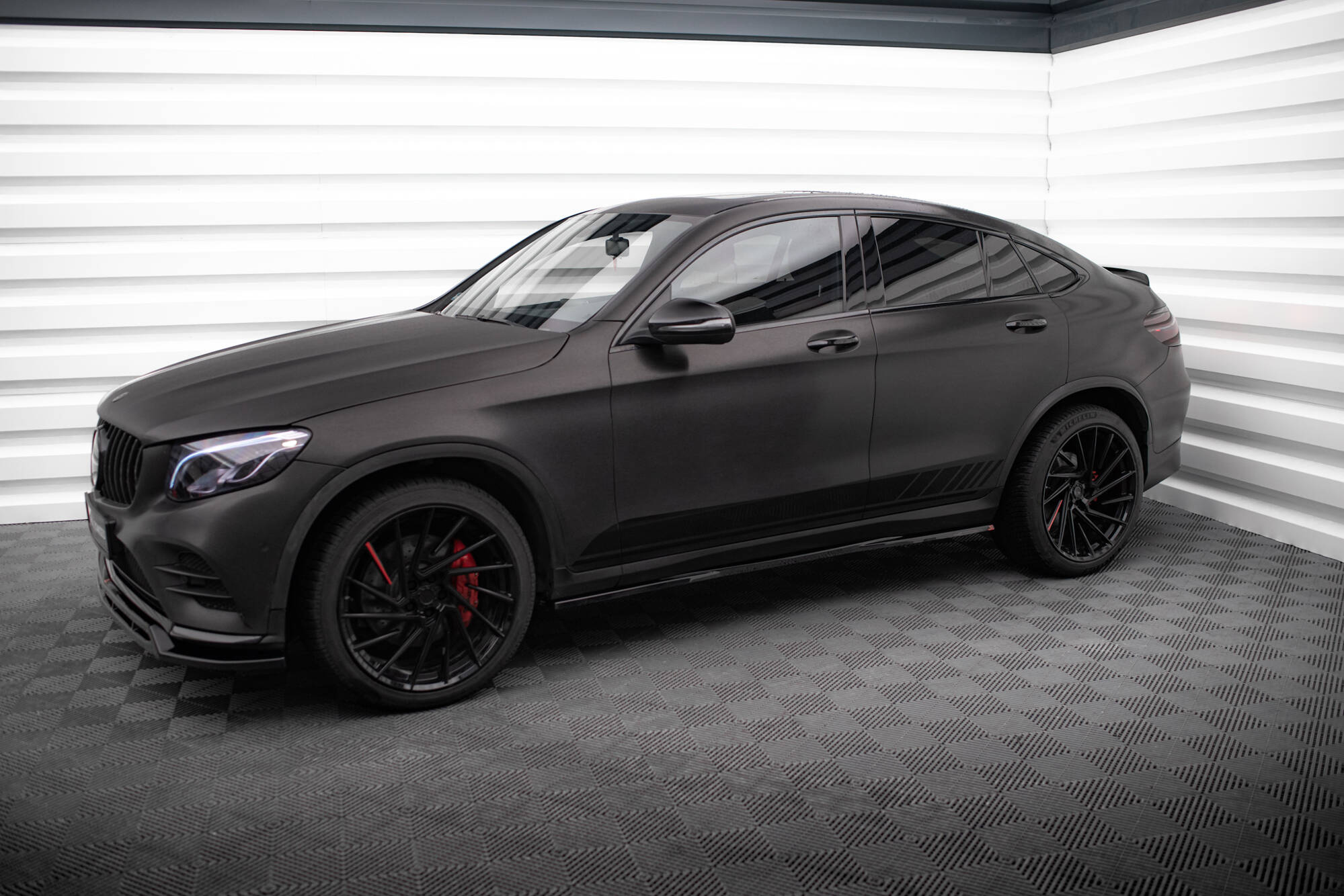 Maxton design gloss black side skirts v. 2 for mercedes-benz amg c253 - image 2