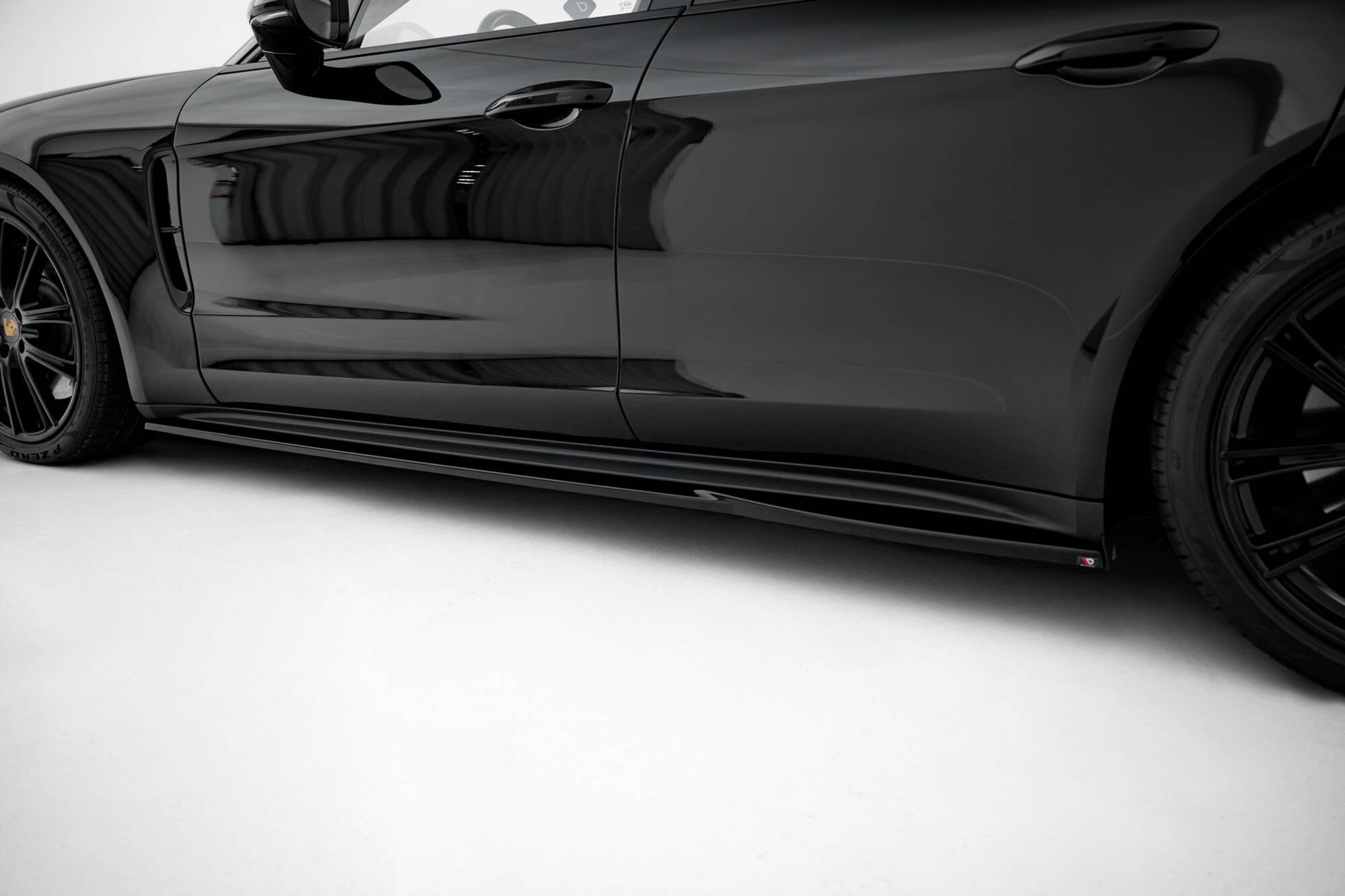 Maxton design gloss black side skirts v. 2 for porsche panamera 971 turbo s e-hybrid - image 4