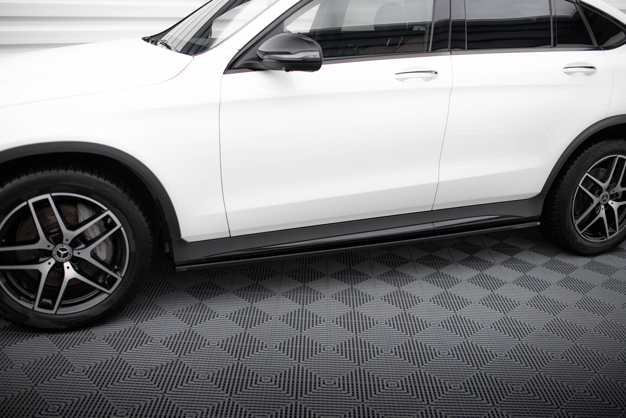 Maxton design gloss black side skirts v. 3 for mercedes-benz amg c253 - image 3