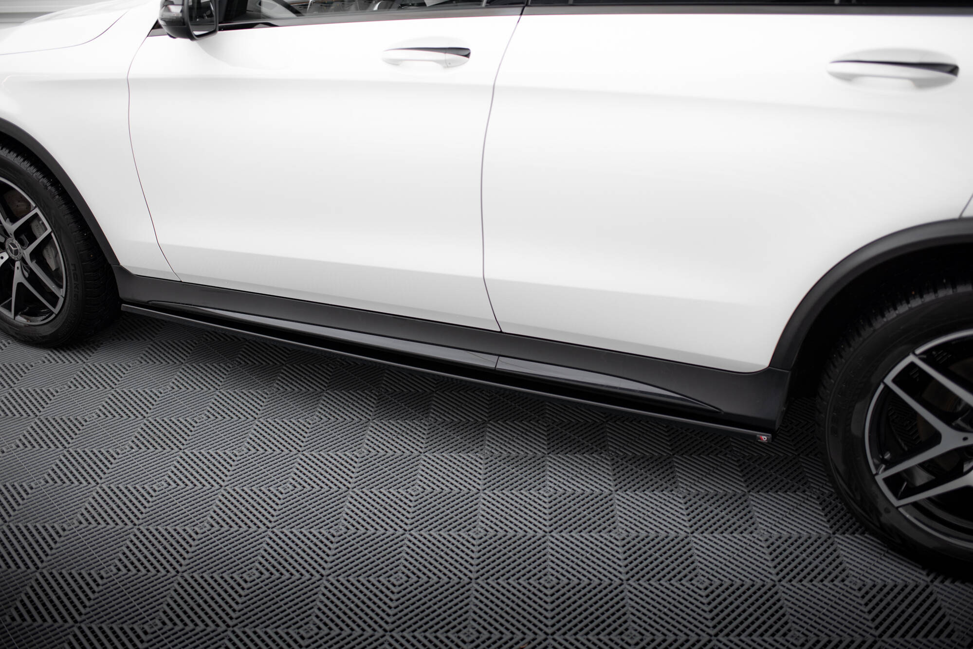 Maxton design gloss black side skirts v. 3 for mercedes-benz amg c253 - image 4