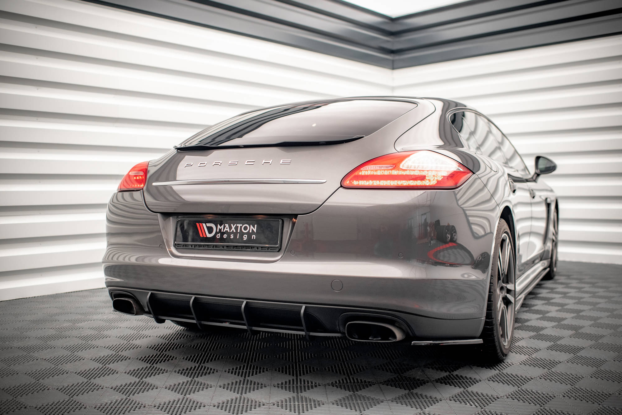 Maxton design gloss black boot spoiler for porsche panamera 970 - image 3